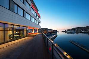 Thon Hotel Fosnavåg ligger ut mot storhavet med mye vær og skiftende lysforhold. 