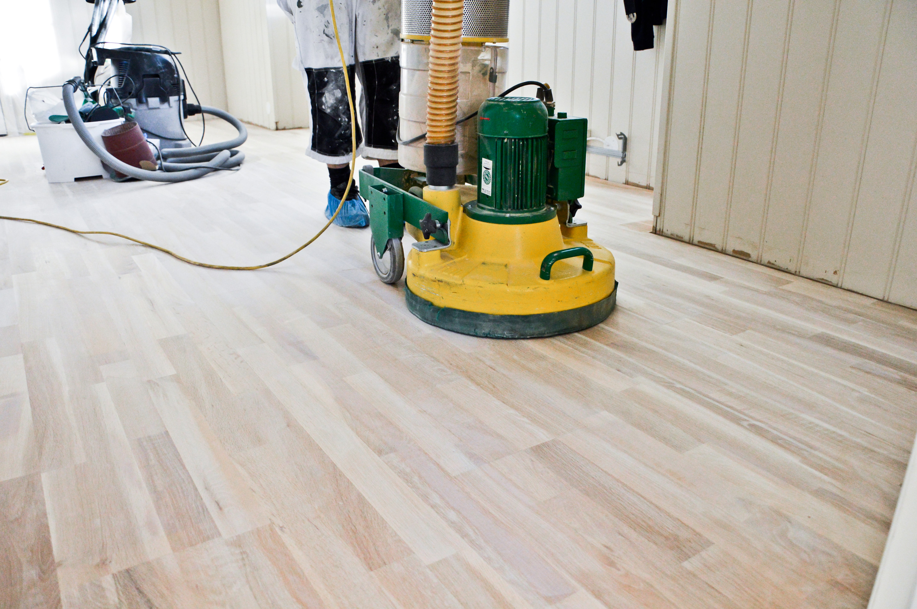 N&aring;r den gamle lakken slipes vekk, blir treverket like lyst og fint som nytt.