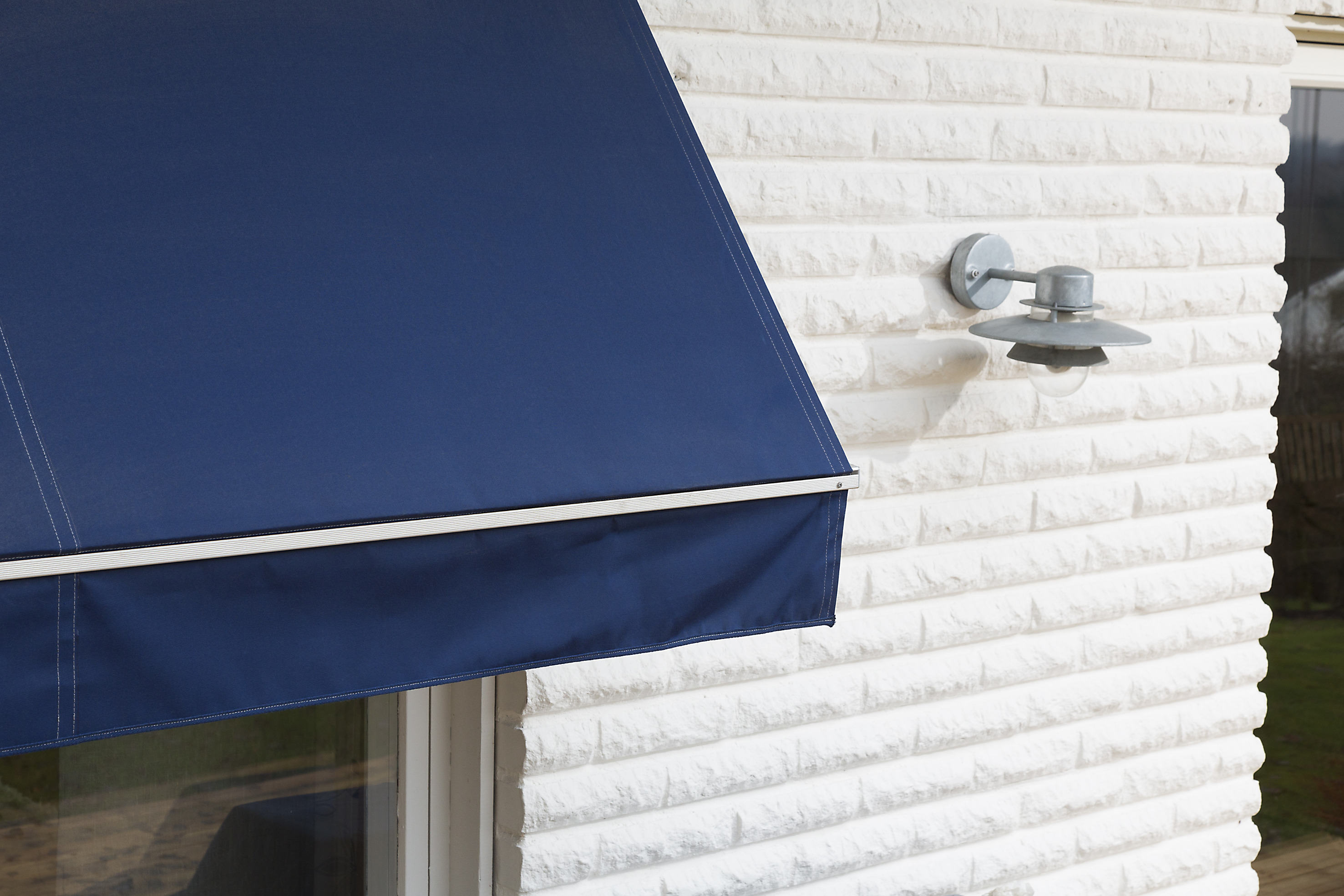 Markiser og parasoller bør rengjøres godt og eventuelt impregneres, før de settes bort.