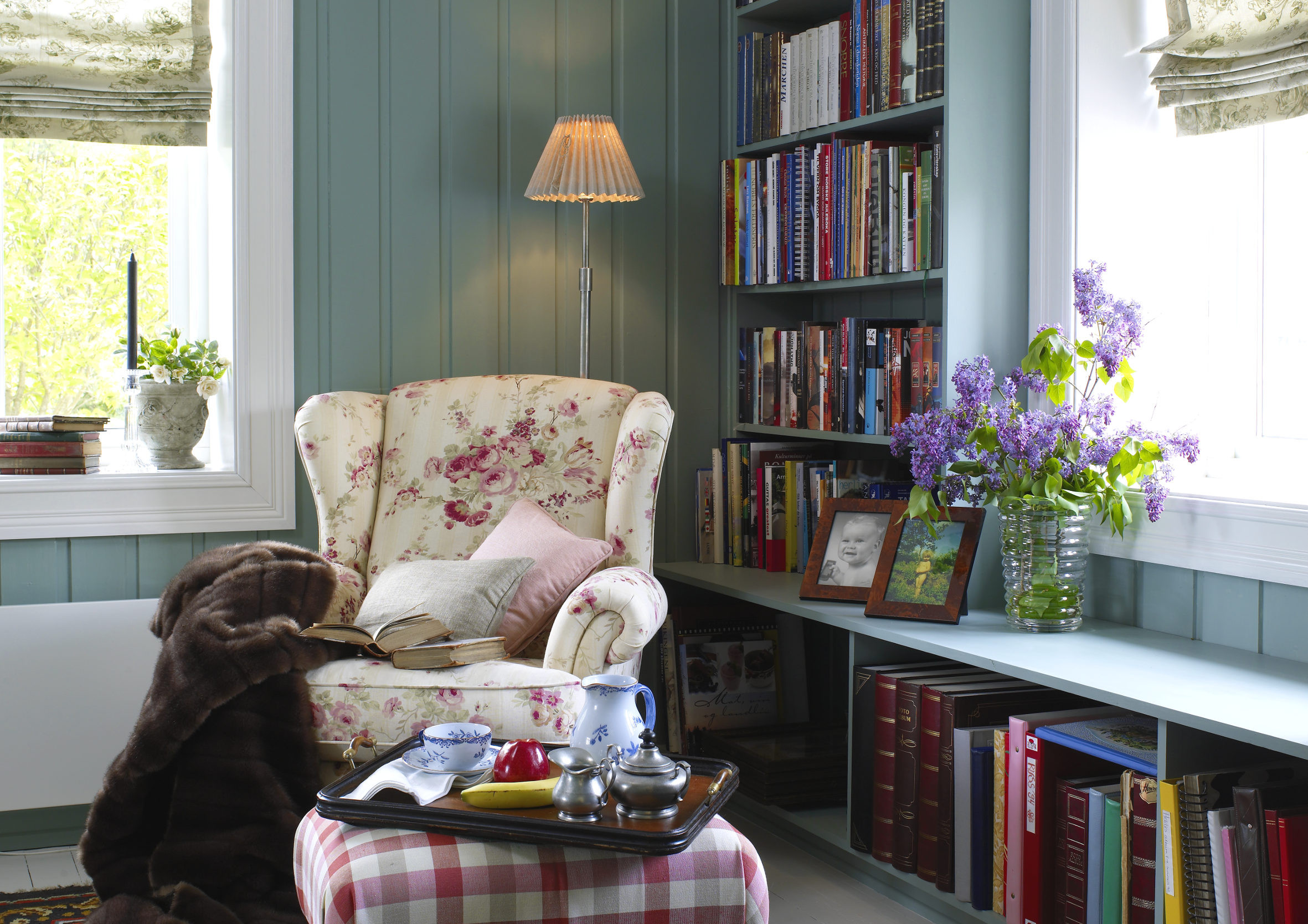 Malt i samme farge som veggen blir bokhyllene en naturlig del av rommet.  