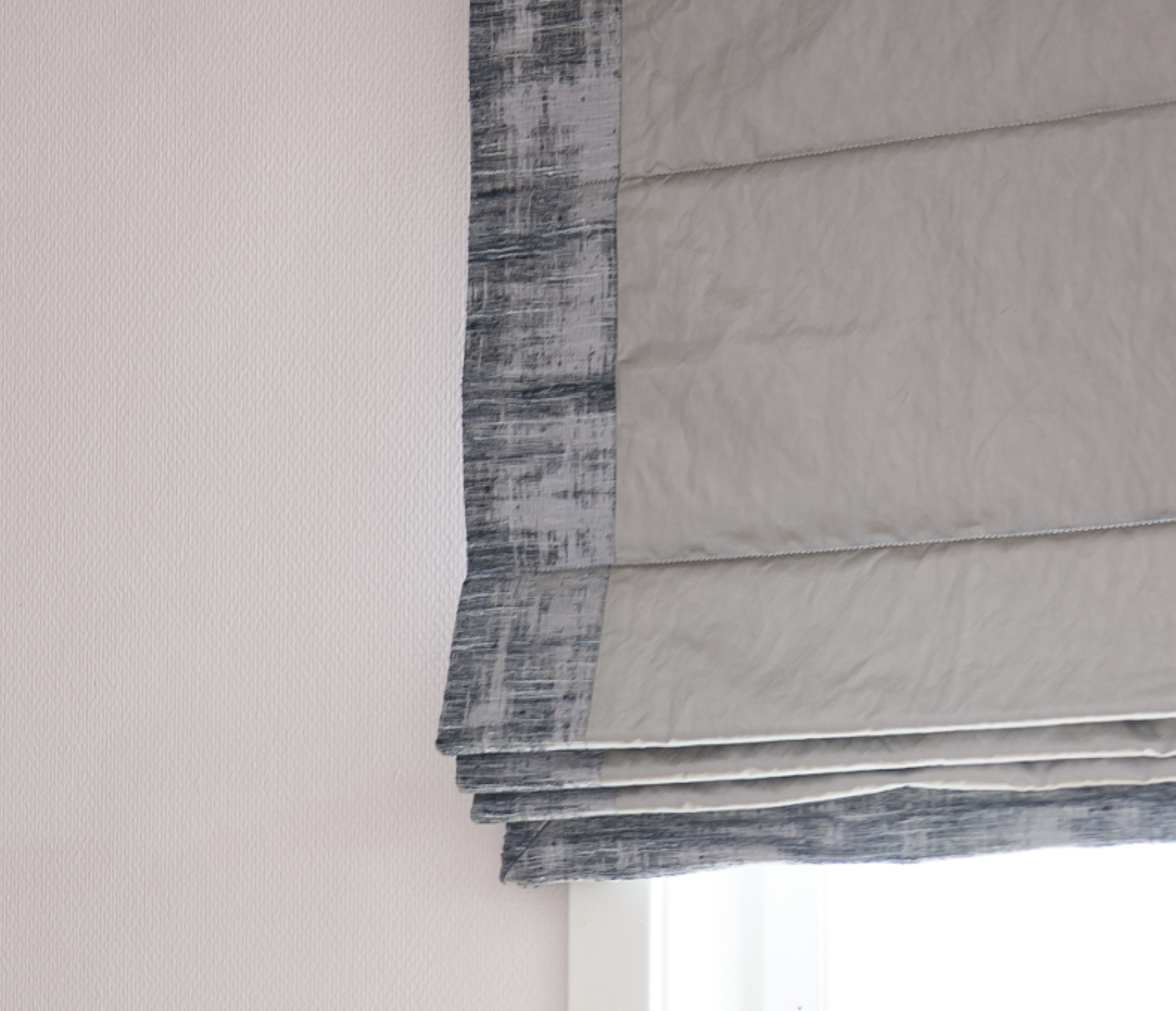 Gardinen består av to veldig forskjellige tekstiler; hovedsakelig et blandingstekstil, kantet med blank sateng, med lekkert resultat! 