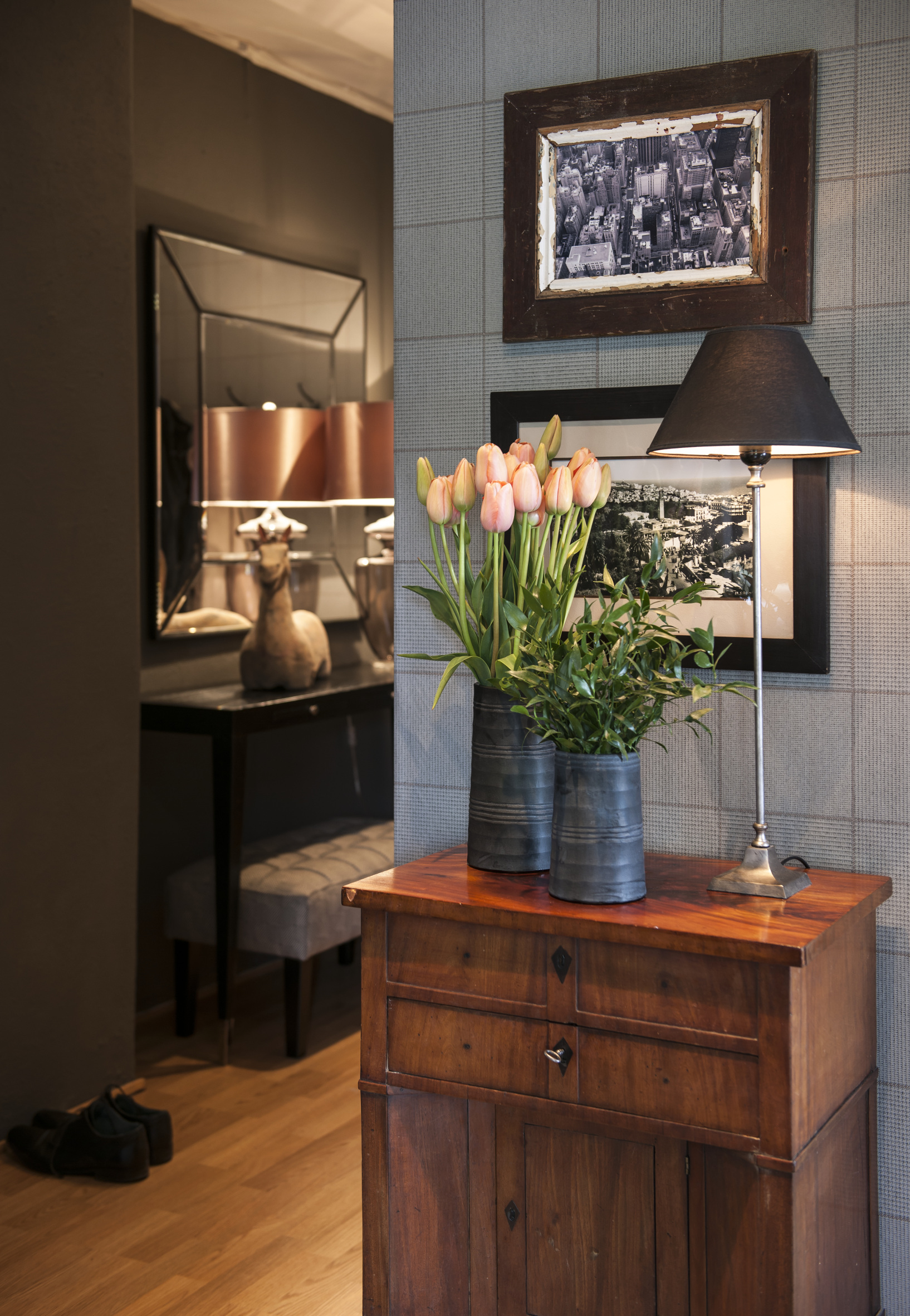 STILMIKS Et gammelt skap med varm lød er fint balansert mot det raffinerte interiøret i varme gråfarger, og kan sees fra stuen. Huseieren liker å blande gammelt og nytt for å skape en spennende atmosfære.