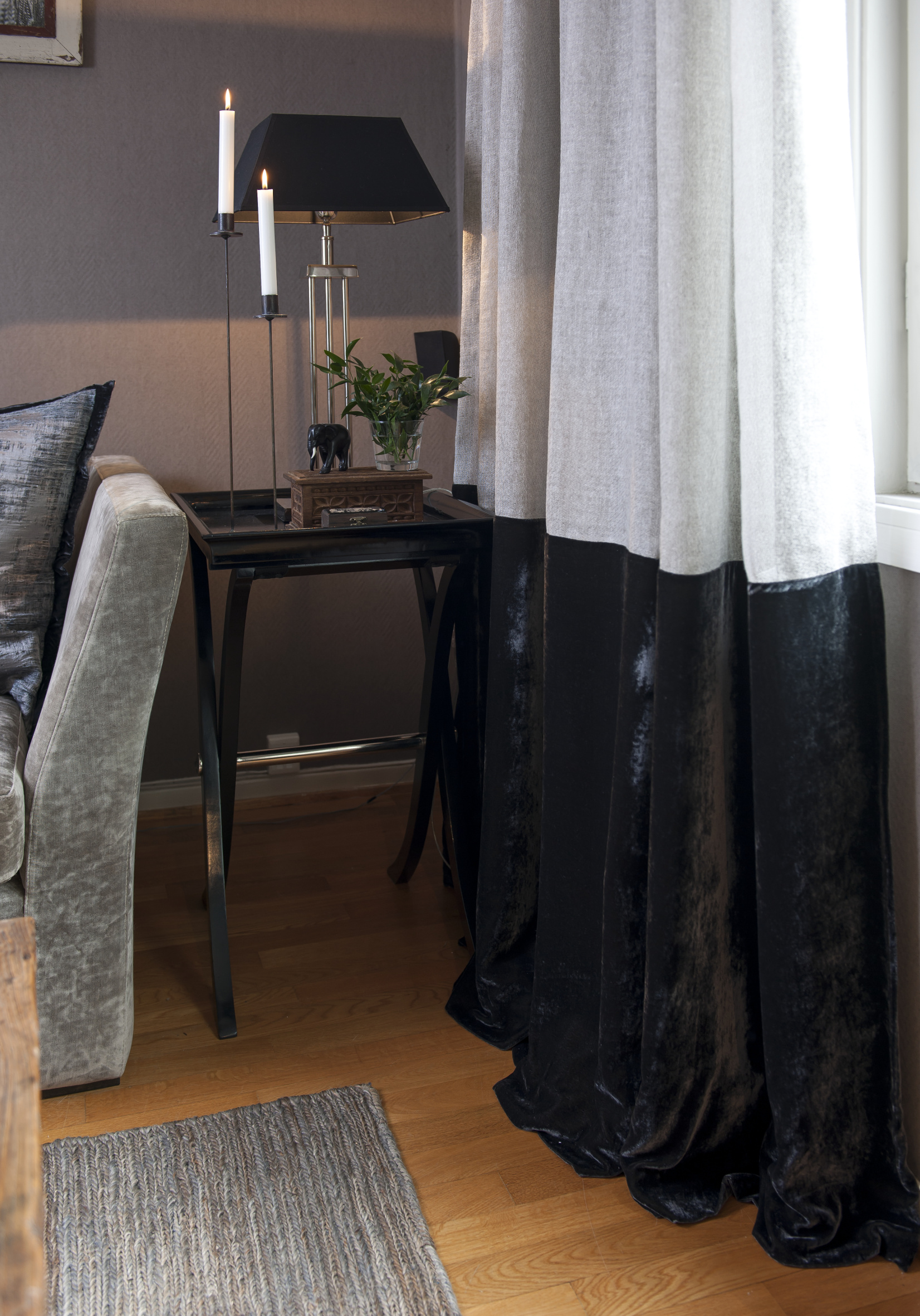 VELURSKJØRT Sidegardinene i stuen er i lin og har fått et skjørt av silkevelur, som tilfører gardinene tyngde og faller elegant mot gulvet.