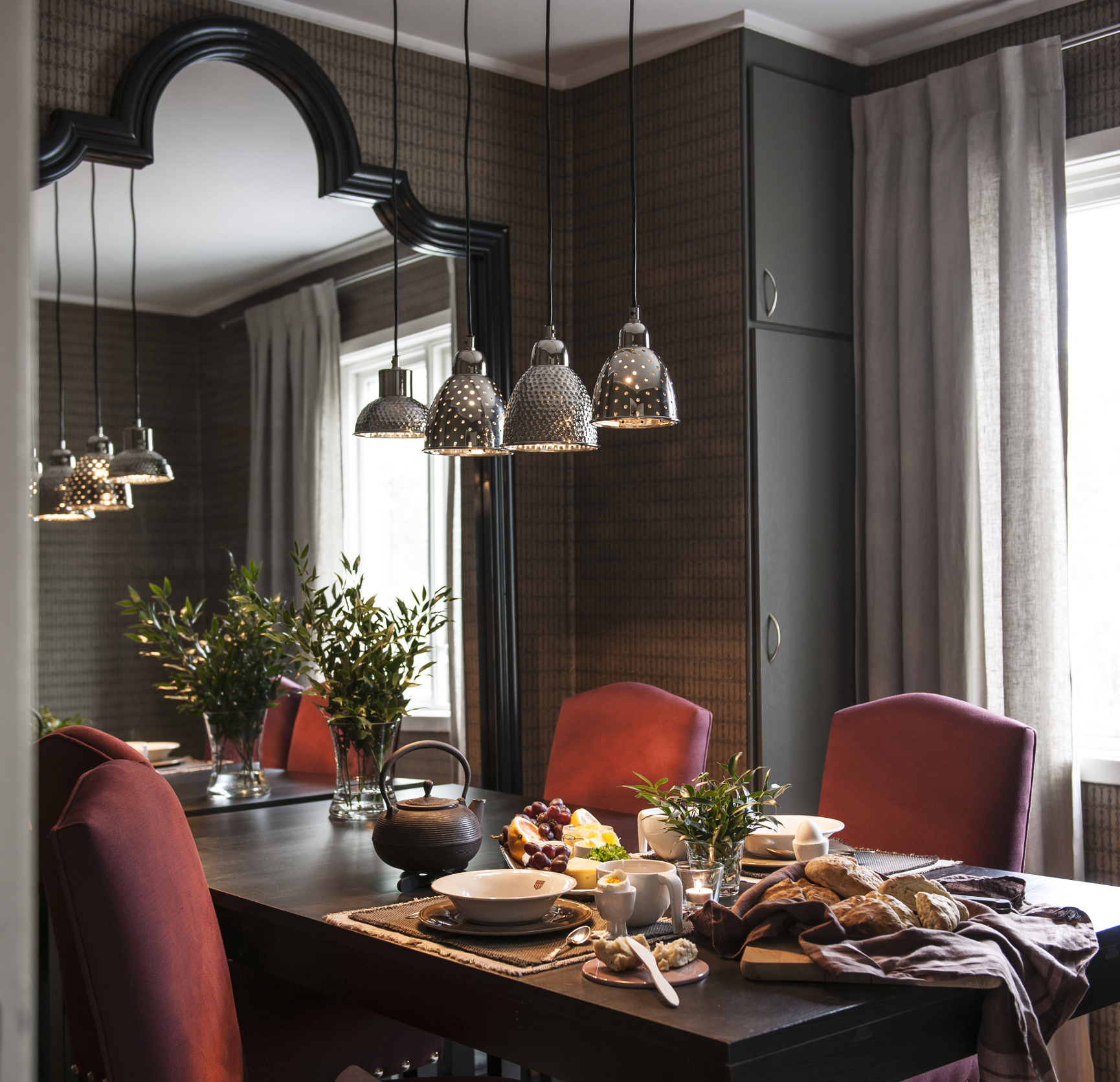 MANGE SLAGS SKINNER: I denne spisestuen er gardinene sydd med bredt bånd og montert på skinner. Med skinnen montert høyt over vinduskarmen virker vinduet større og rommet høyere.