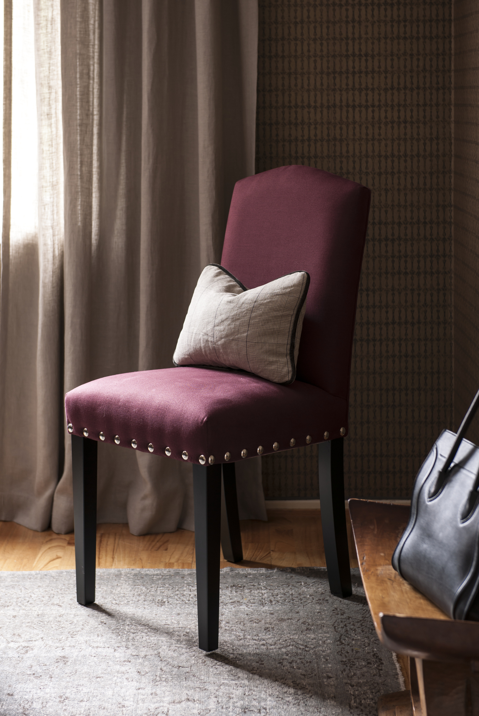 STILFULLT Stolene er laget etter mål, og har fått et praktisk tekstil i en vakker, vinrød farge. 