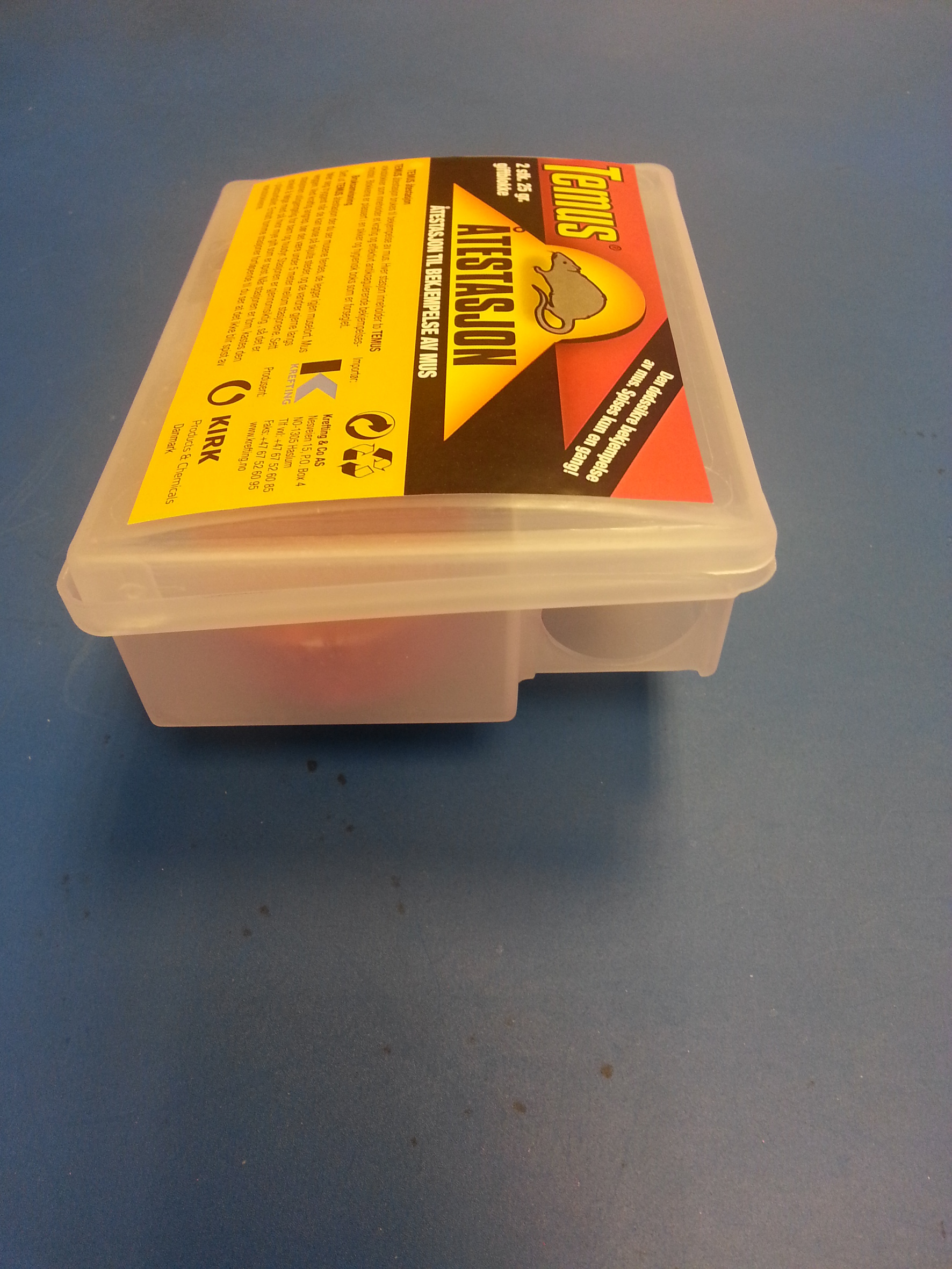 Åtestasjonene har små hull som musene kryper oppi.