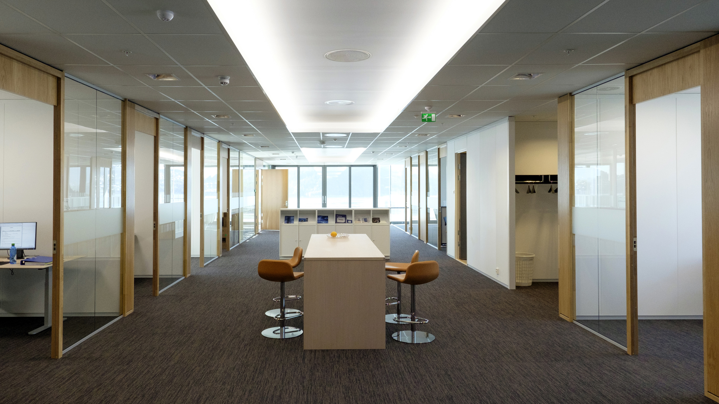 TYNGDE: Kontorbygget består av åpne korridorer og fellesarealer, i tillegg til de mindre cellekontorene og møterommene. På store flater er det viktig at gulvet har en viss tyngde og tekstur, slik at overflatene kan tilføre en opplevelse av liv til 