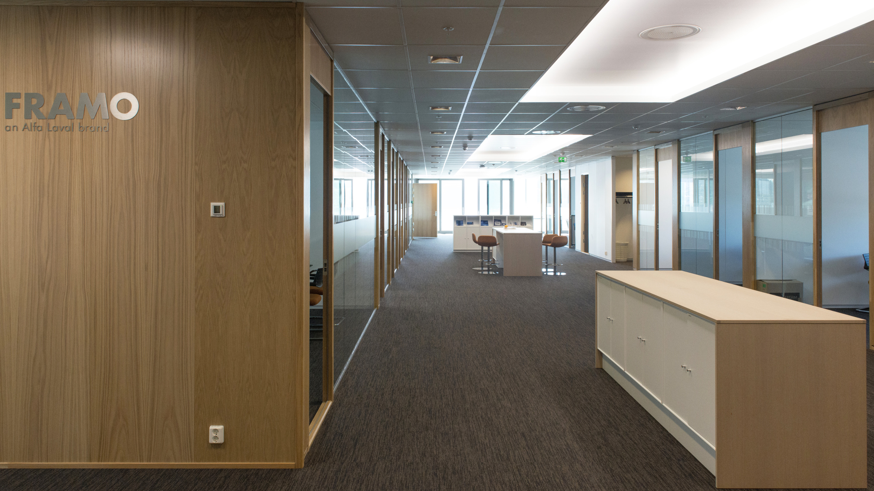 AKUSTIKK: I et kontorbygg med store, åpne flater er akustikken svært viktig. Teppefliser demper trinn- og trommelyder, og bidrar på den måten til et godt arbeidsmiljø.