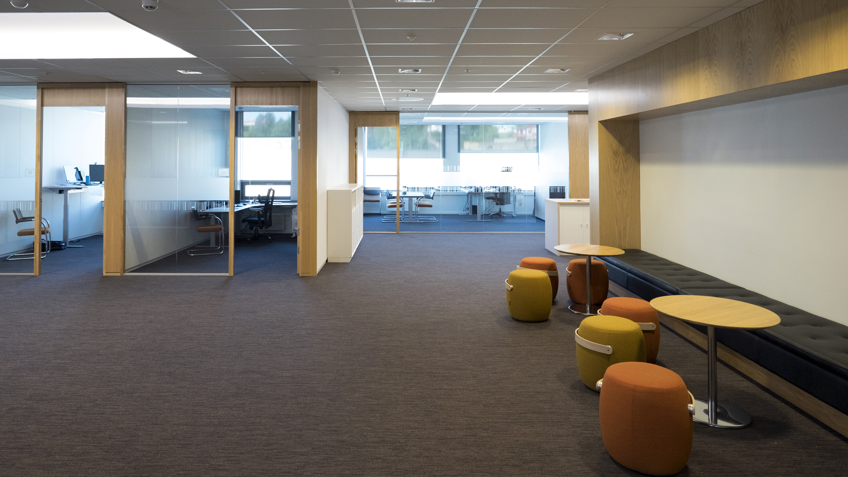 NATURENS GANG: I bygget er det lagt 3.600 kvadratmeter med teppefliser fra Modulyss/INTAG i designen «On-line 2» i fargene 830 og 832. Fargene i teppeflisene er inspirert av naturen, og gulvet er særlig godt egnet for tungt og intensivt bruk, som p