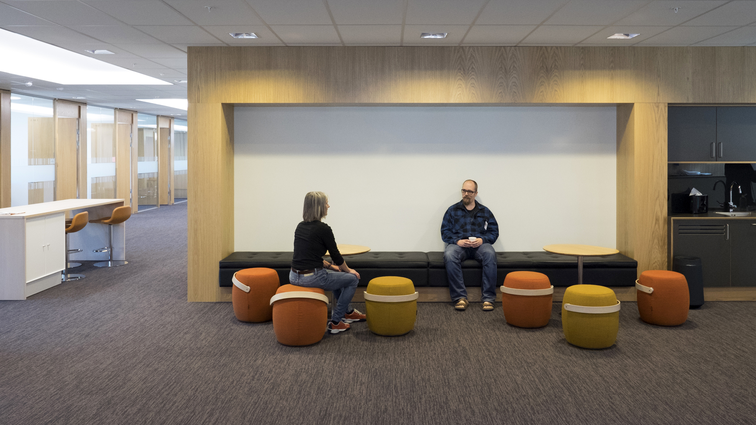 VARMEKILDE: Interiøret og fargene er i utgangspunktet avdempet, med den skandinaviske naturen som inspirasjon. I fellesarealene tilføres en opplevelse av varme til bygget gjennom små fargeinnspill.