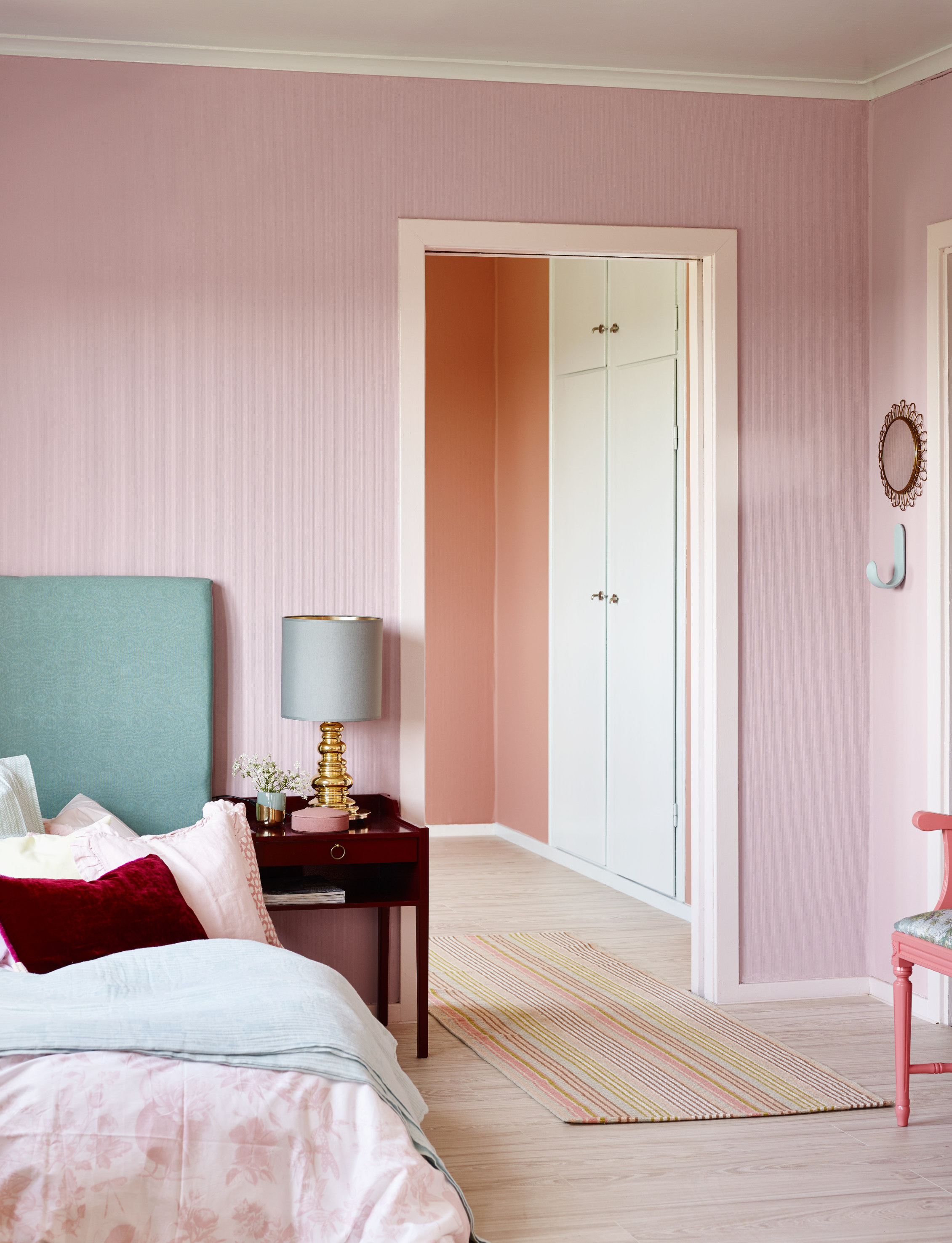 Tør du å ta i bruk årets farge, rosa, på soverommet? (Foto: Fargerike)