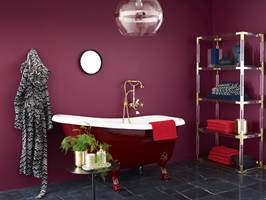 ALLE ROM: Rødt er for alle og for alle rom, ifølge det kreative teamet hos Fargerike. Så hvorfor ikke male badet i fargen Cosmopolitan? (Foto: Sveinung Bråthen/Fargerike, Stylist: Christine Hærra)