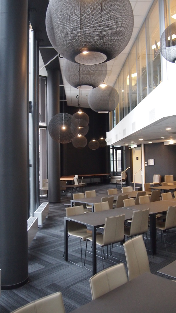 PROBLEM: Laila Nygaard har nylig installert tepper i Bryggeveien 8 på Aker Brygge. Der ble et stort akustikkproblem løst med tekstilgulv fra Interface. 