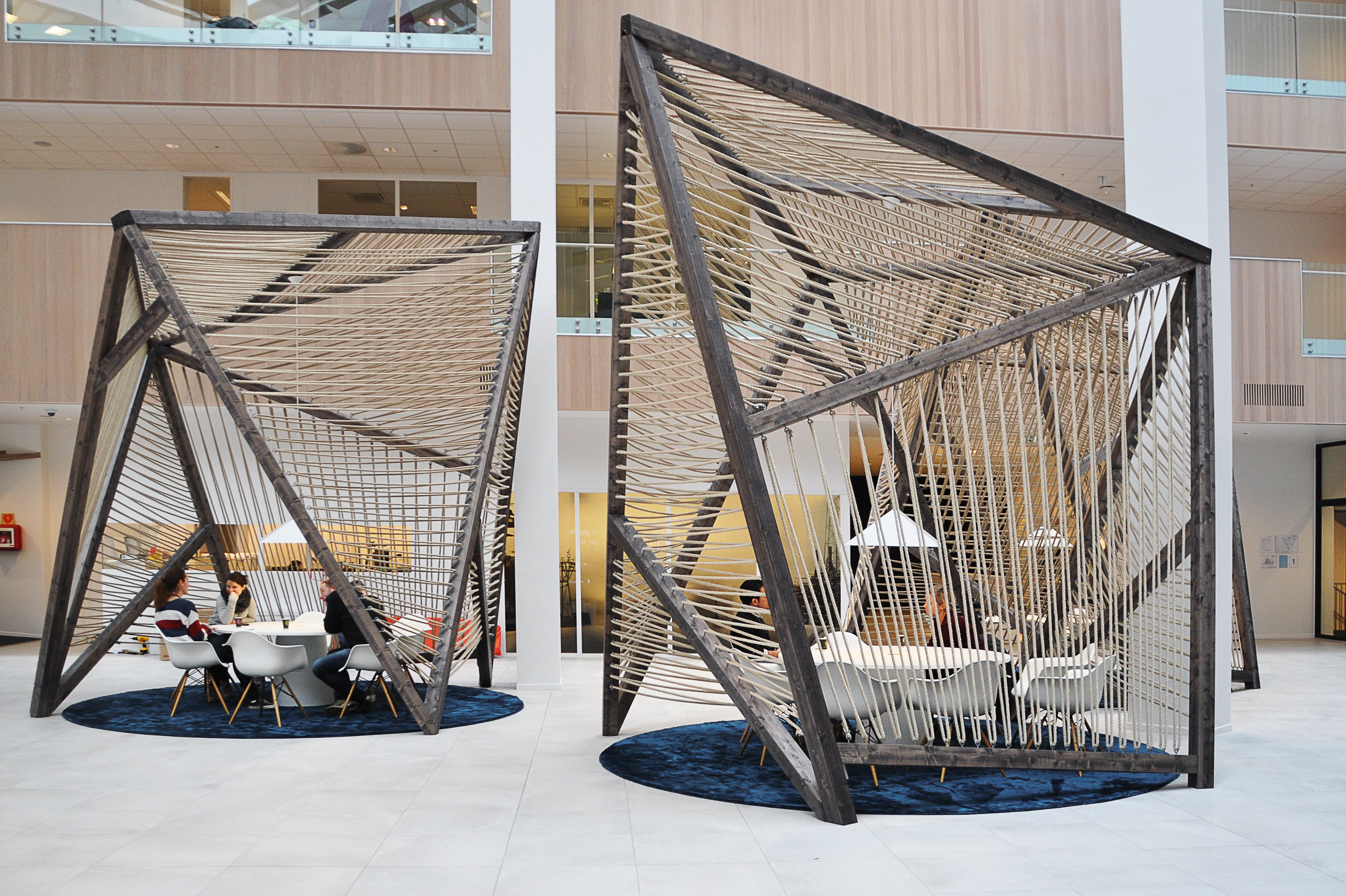 I det store atriet hos Aker Solutions i Stavanger har interiørarkitekt MNIL Linda Steen i Scenario Interiørarkitekter brukt eik og hampetau for å lage «private» møterom i det store atriet. Foto: Gatis Rozenfelds