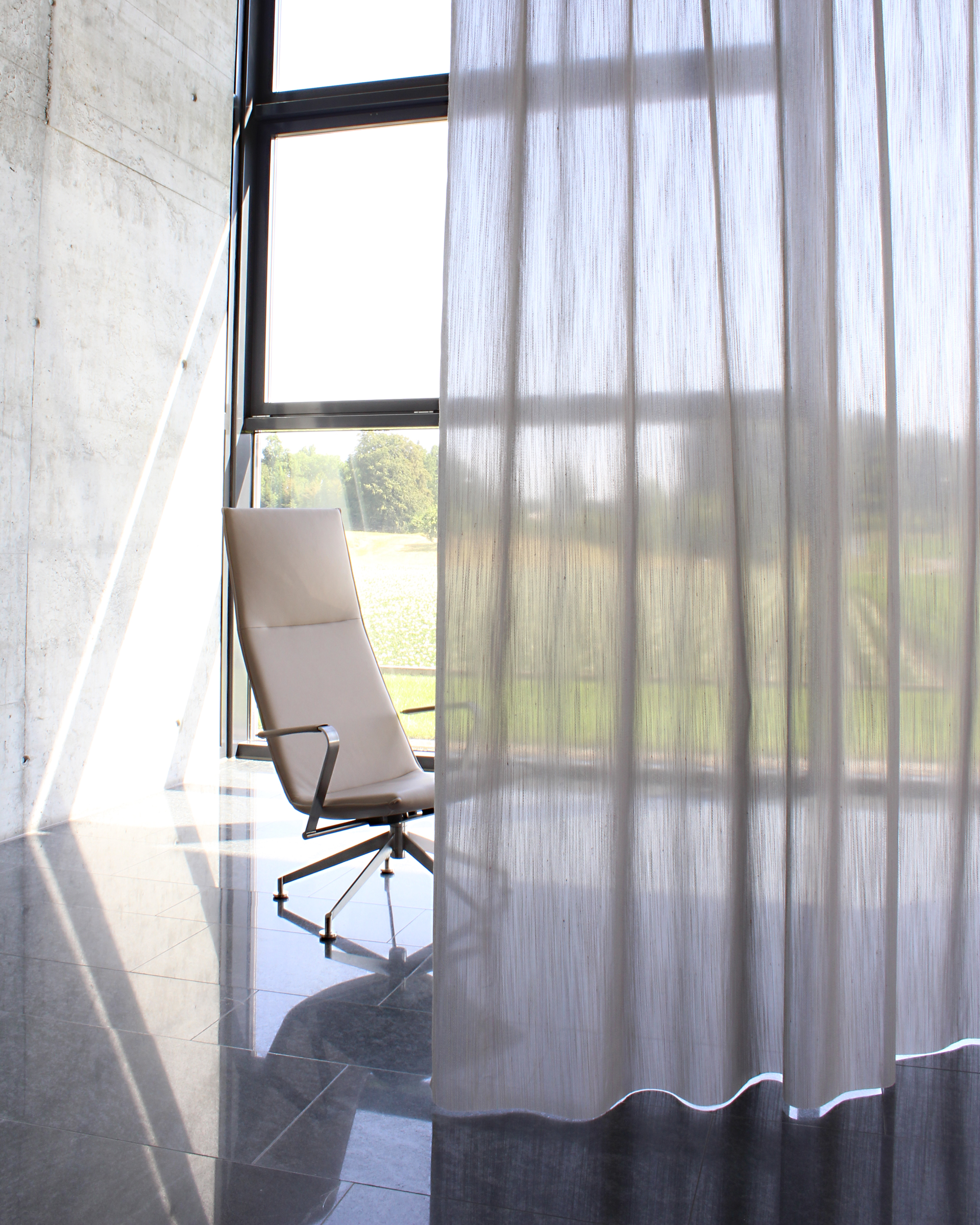 Det trenger ikke være tykke og tette gardiner. Dette er et spesialkonstruert tekstil som skal bedre akustikken i rommet.