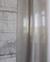 I rom med store glassflater, slette vegger og harde gulv blir det mye støy. Det finnes lette gardiner spesialkonstruert for å dempe støy og skaper god romopplevelse samtidig som den rene stilen kan bevares.