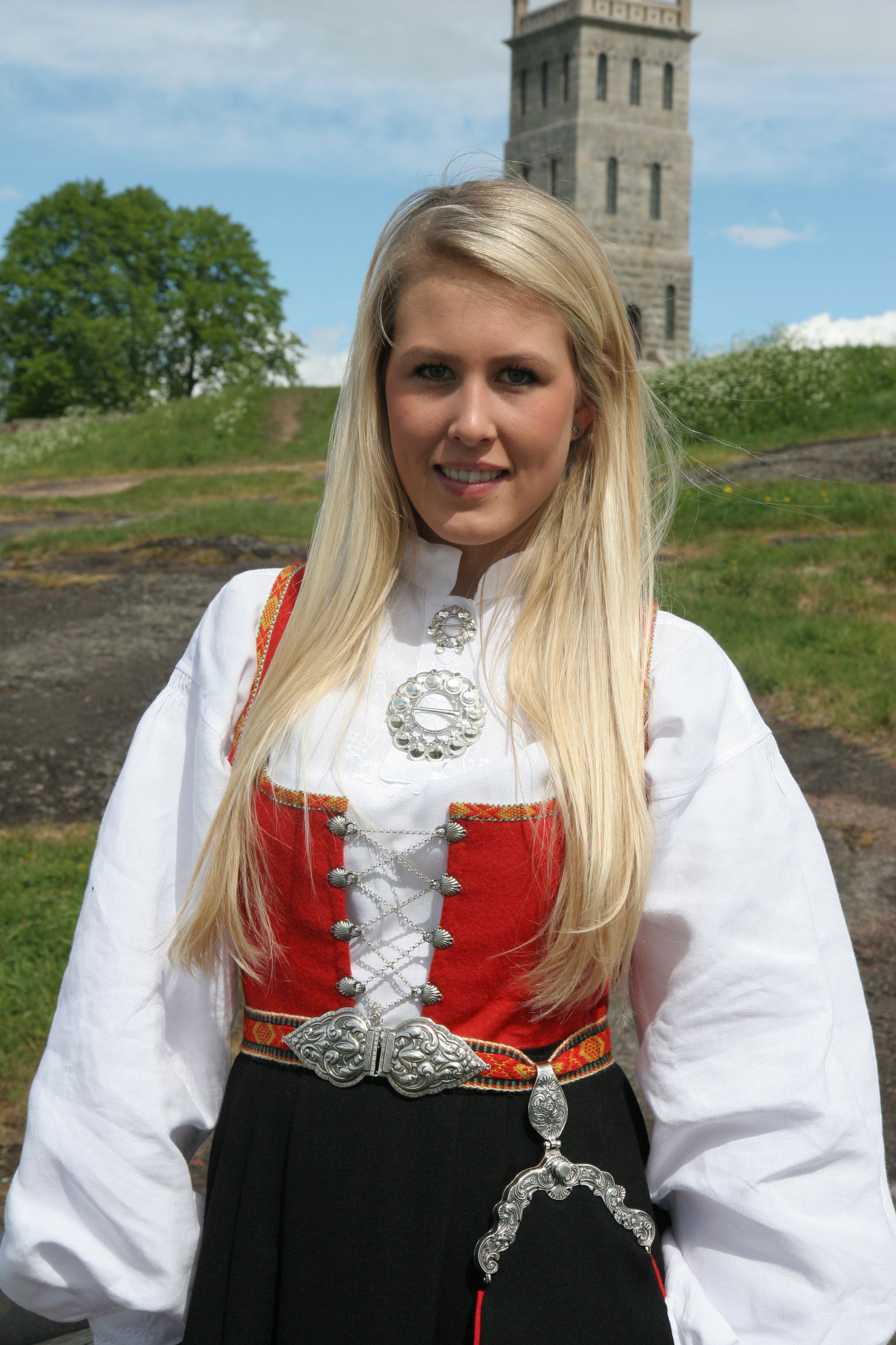 Nødhjelp til gule bunadskjorter