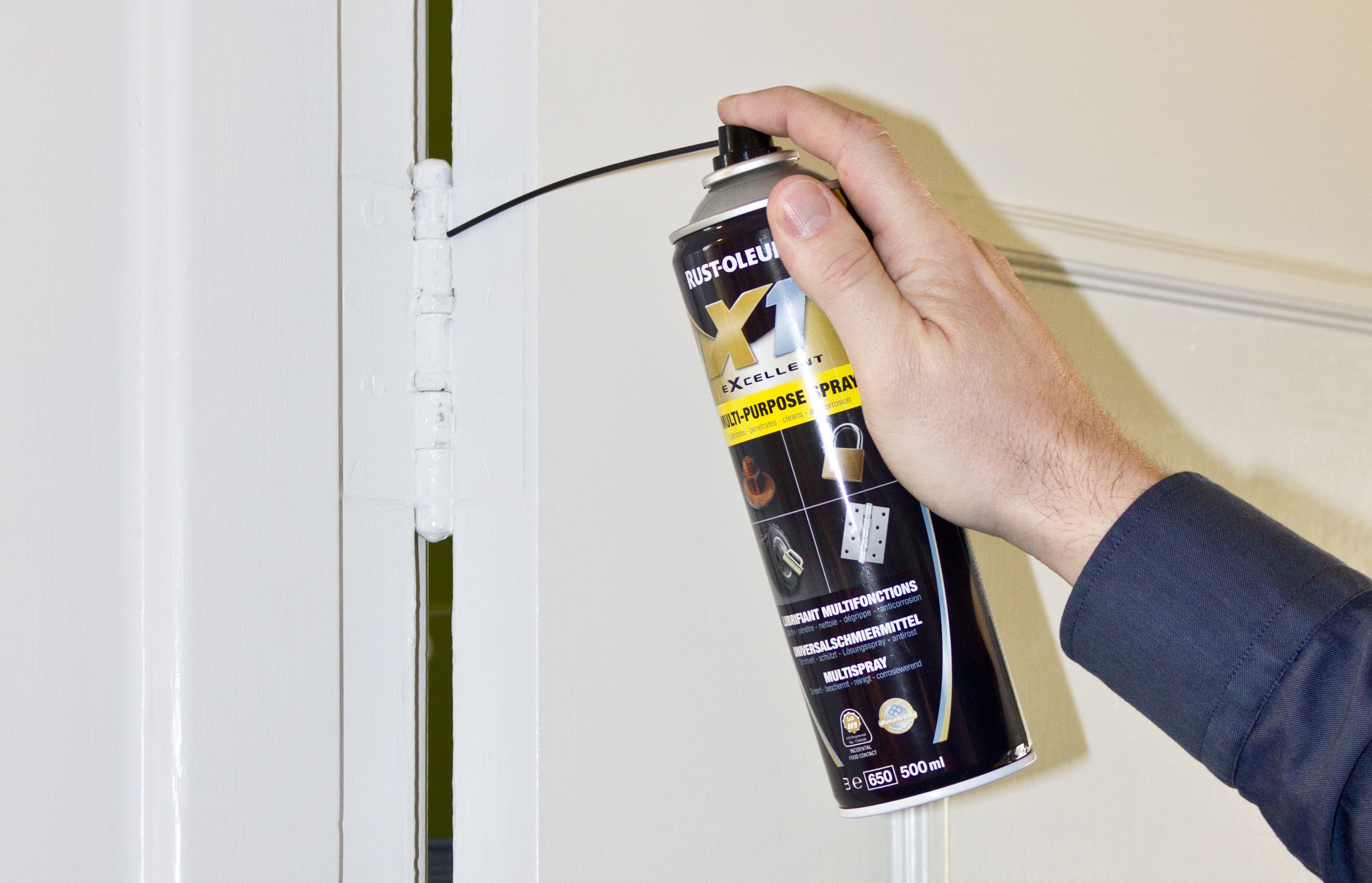 PENETRERENDE: Rust-Oleum Multi-Purpose Spray fra Alanor er penetrerende og trenger inn i overgangen mellom hengslene. Den lange tuten gj&oslash;r det enkelt &aring; komme til.