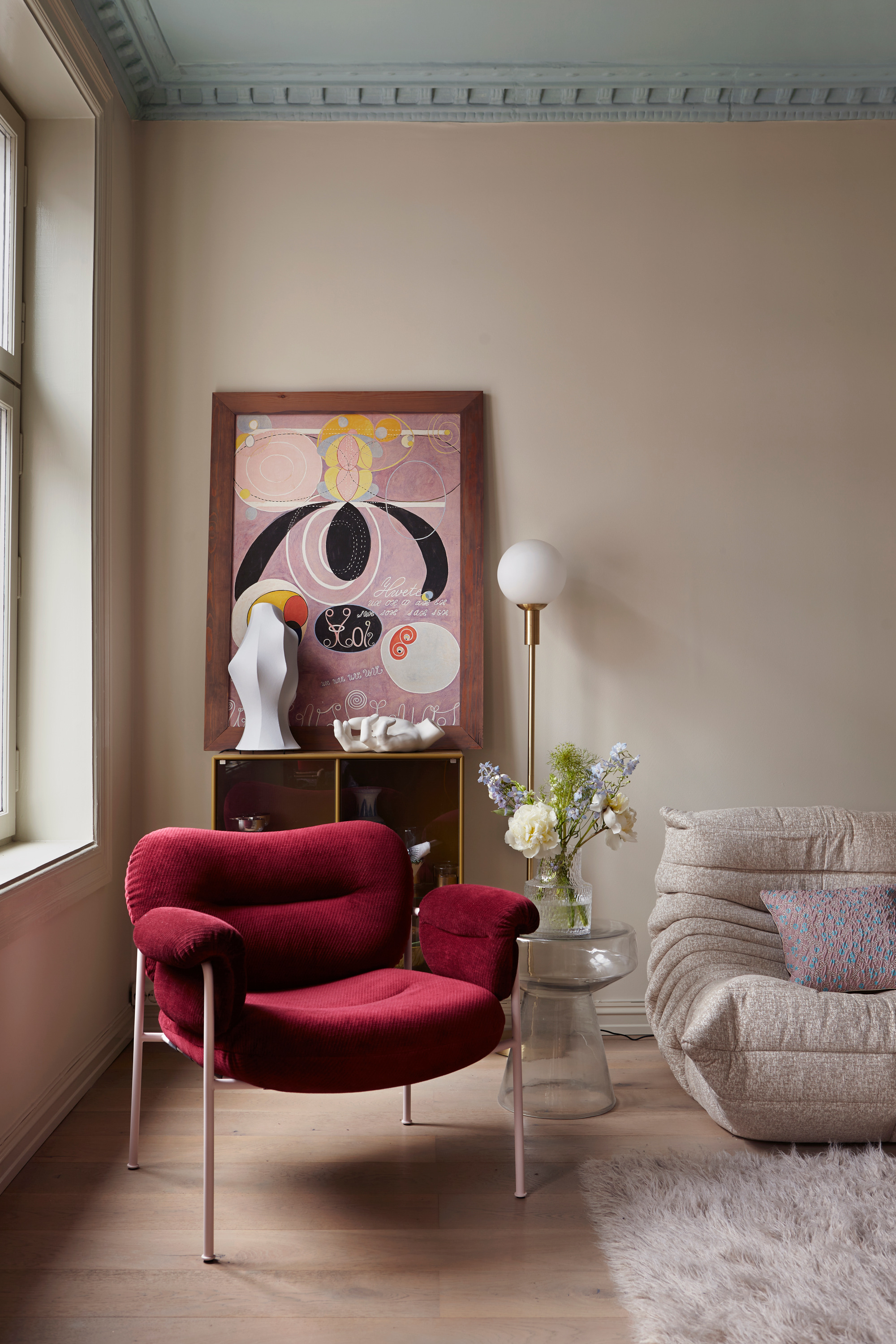 stue rød stol farget tak