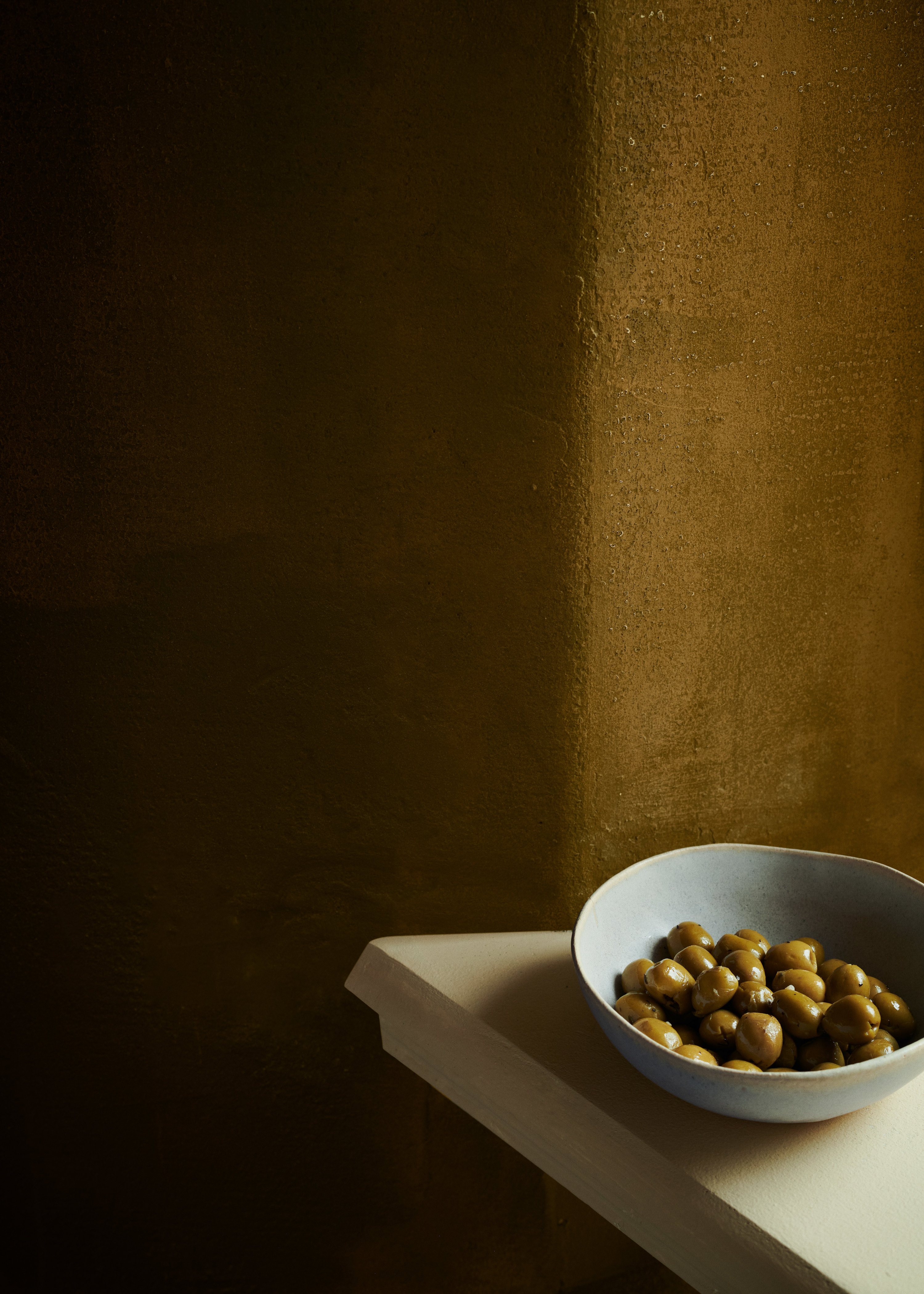 olivenfarget vegg bolle med oliven