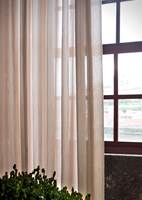 <b>SLØR</b>: Florlette gardiner må slett ikke være hvite eller offwhite. Den svake rosatonen understreker mykheten og det sofistikerte i disse gardinfoldene fra Aldeco/Green Apple. (Foto: Green Apple)