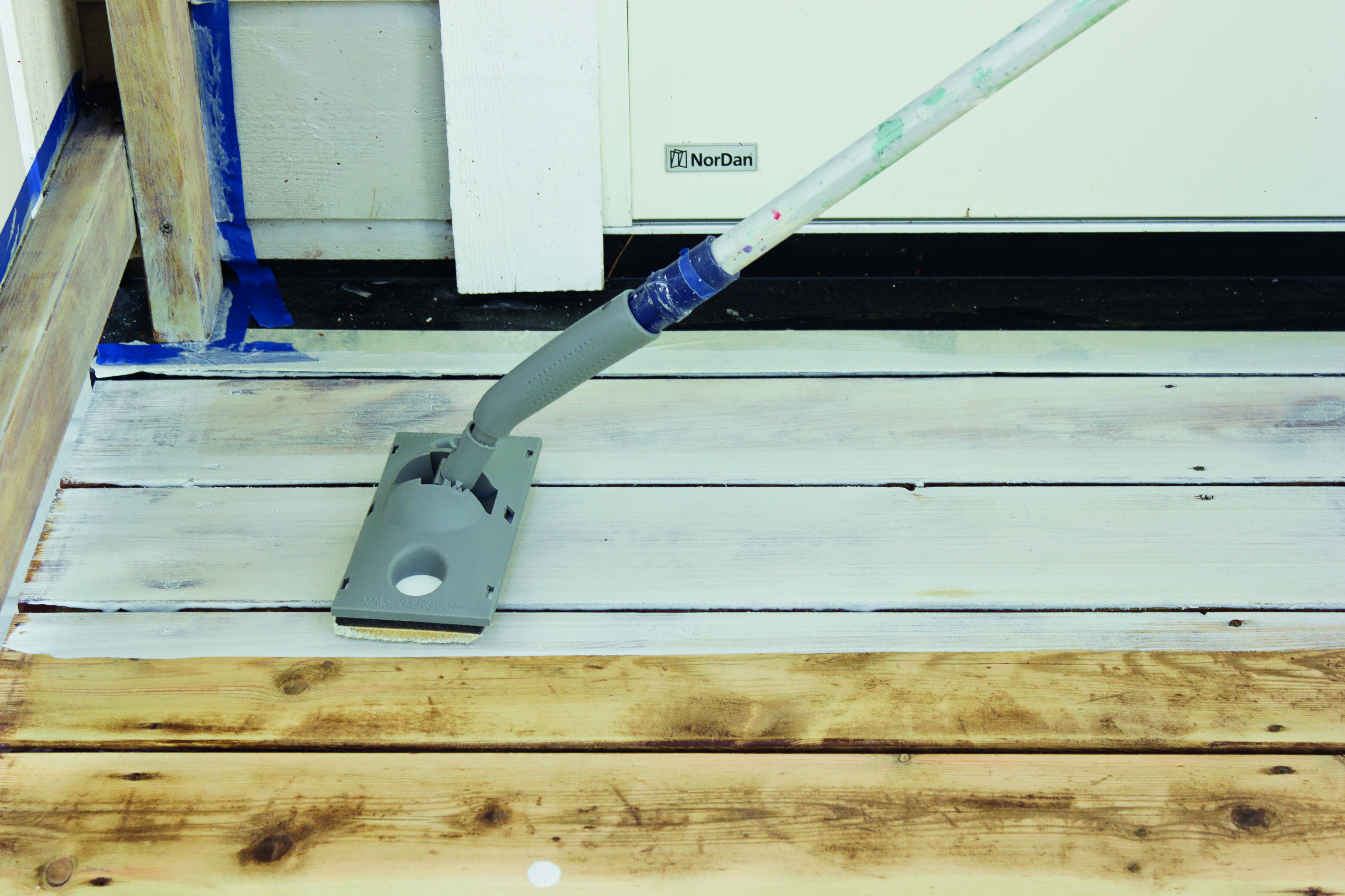 To terrasseverktøy i ett med malepute