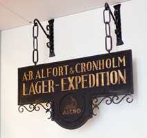 Handelshuset Alfort & Cronholm ble etablert med en maling- og apotekbutikk på Norrlandsgatan i Stockholm i 1906.