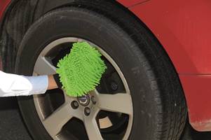 Allroundhansken fra Alfort & Cronholm kan brukes overalt. Til og med for å rengjøre bilen.