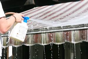 Markiserens fra Nitor/Alfort kan spyles på med hageslange. Du kan også vaske markiseduken med mildt såpevann.