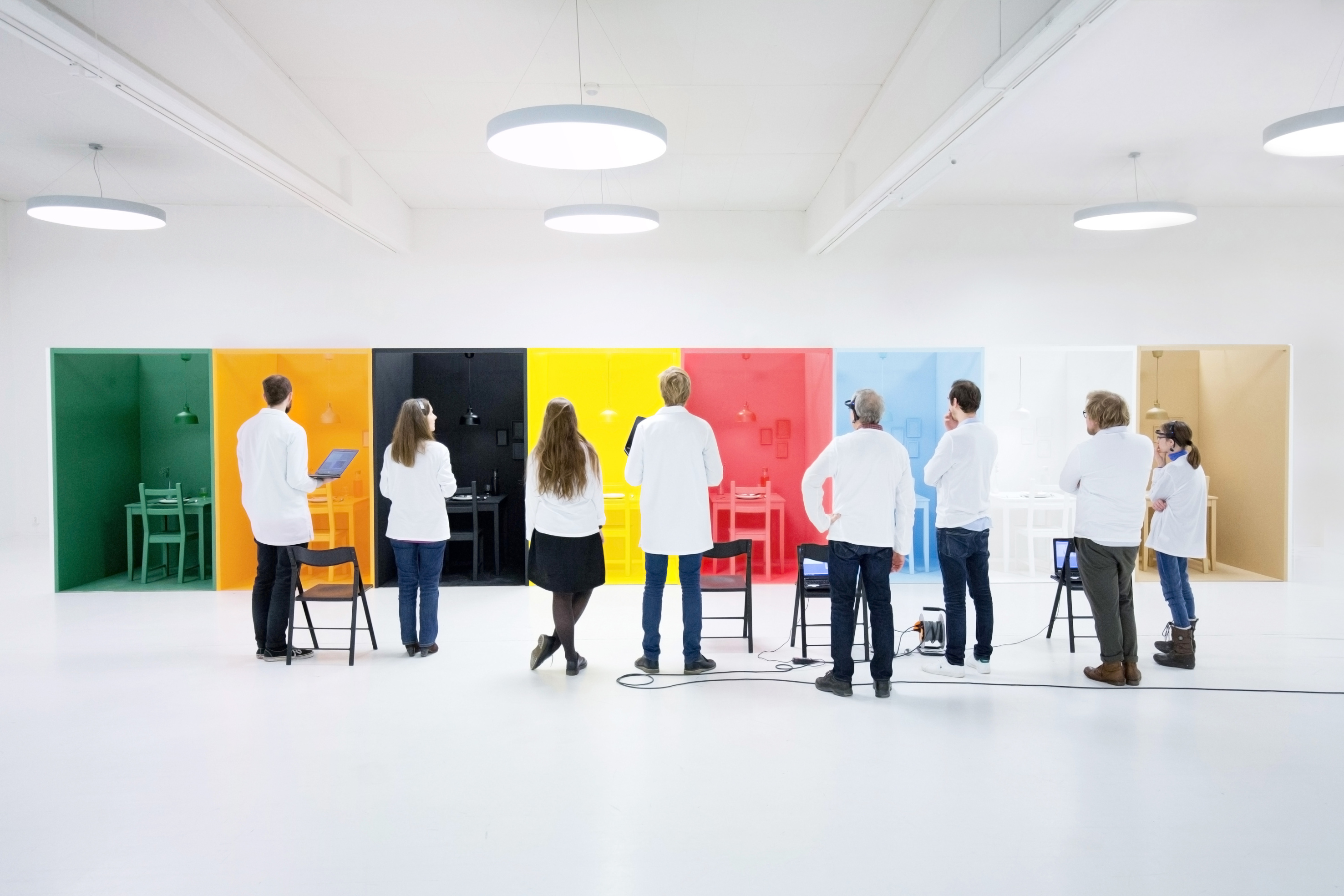 Omsluttet av farge inntok «gjestene» kake og drikke i samme farge som rommet for øvrig.