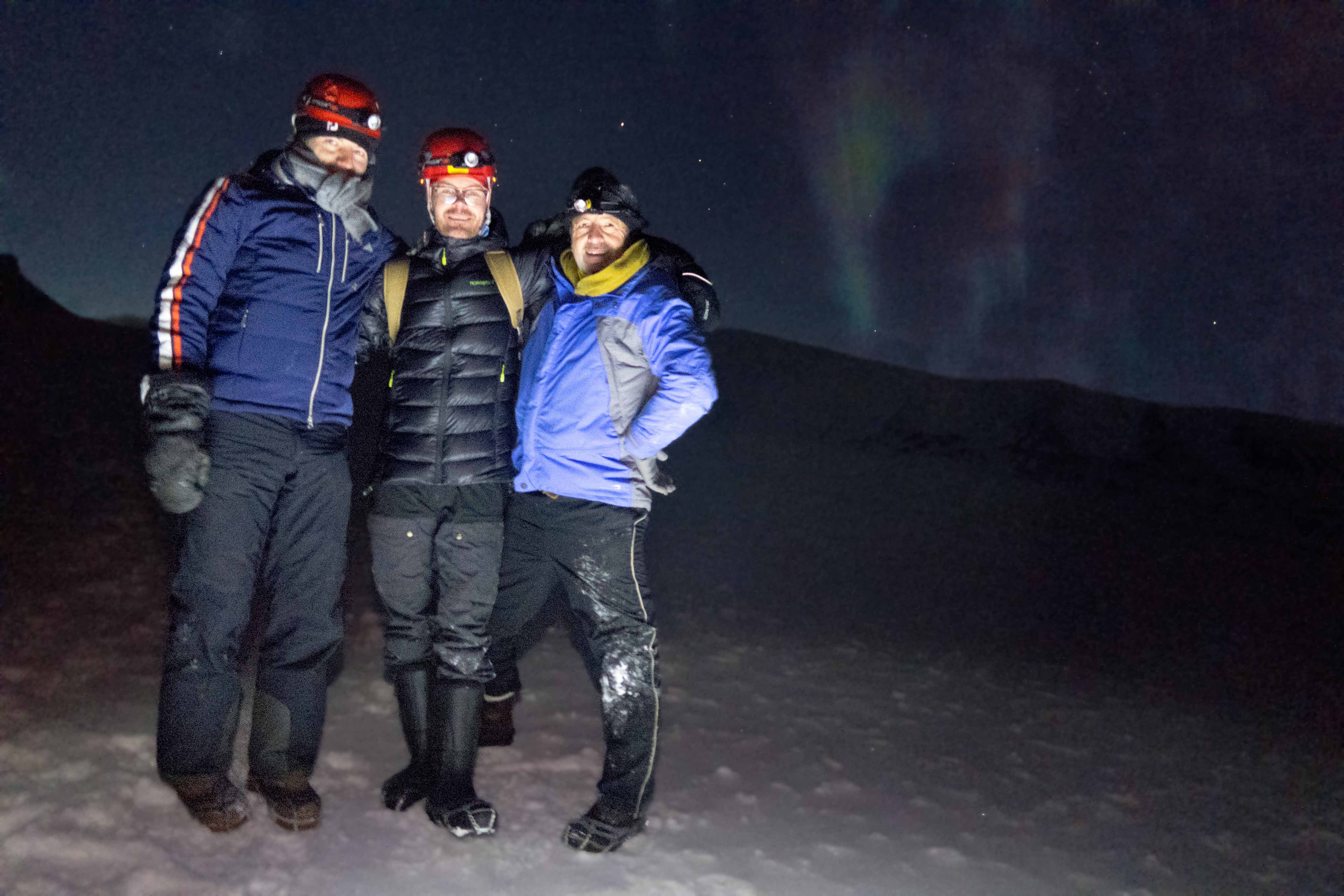 TIL TOPPS: På en fjelltopp på Svalbard står Idar Stensvold, Yves Op de Beeck og Erwin Floor fra Pure & Original. De ser ned på hotellet som har valgt malingen de brenner for.   