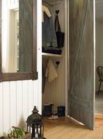 Speilet og garderobeskapet fikk begge et rustikt utseende ved hjelp av malingsteknikker.