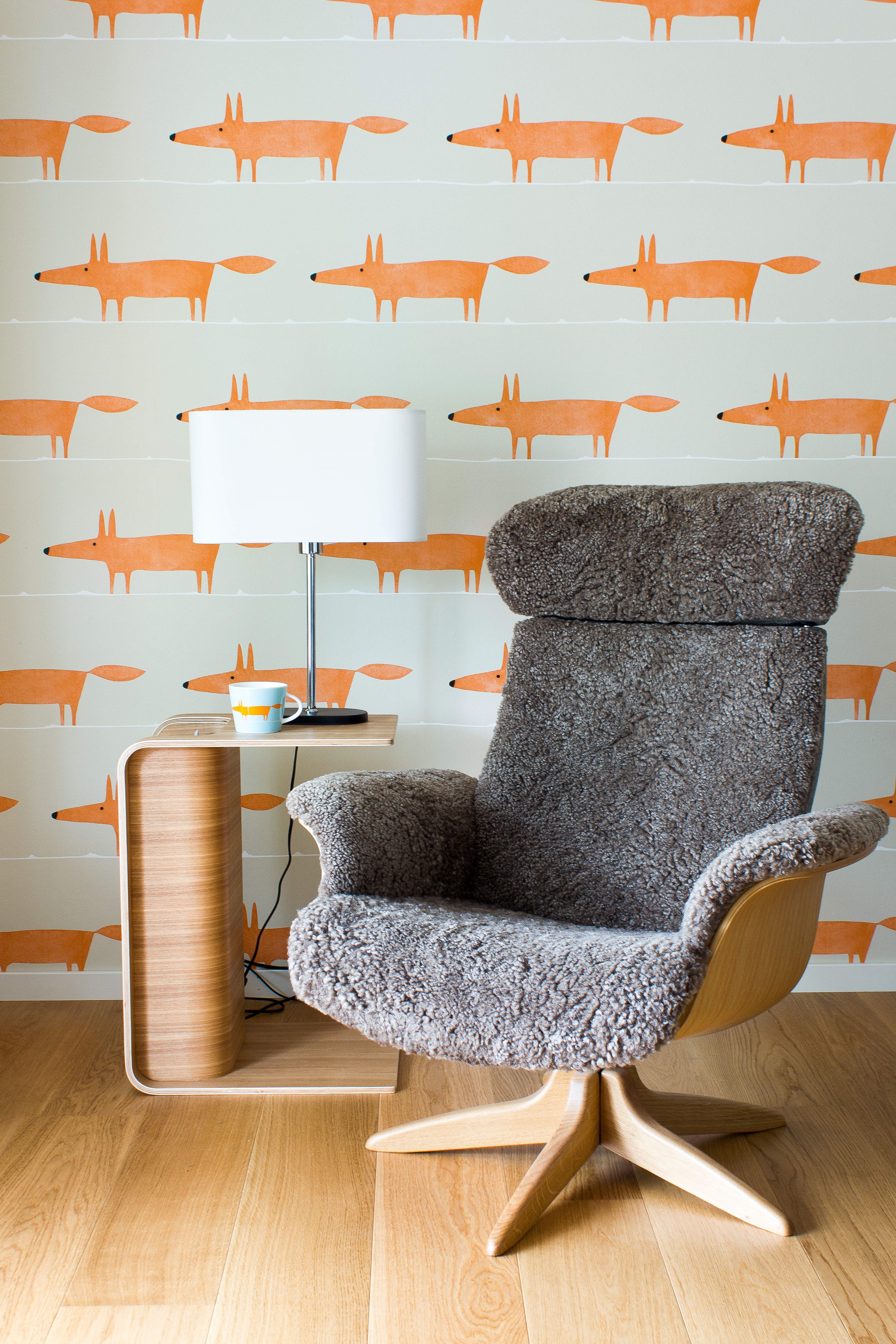 Hund og revestreker på kjøkkenet