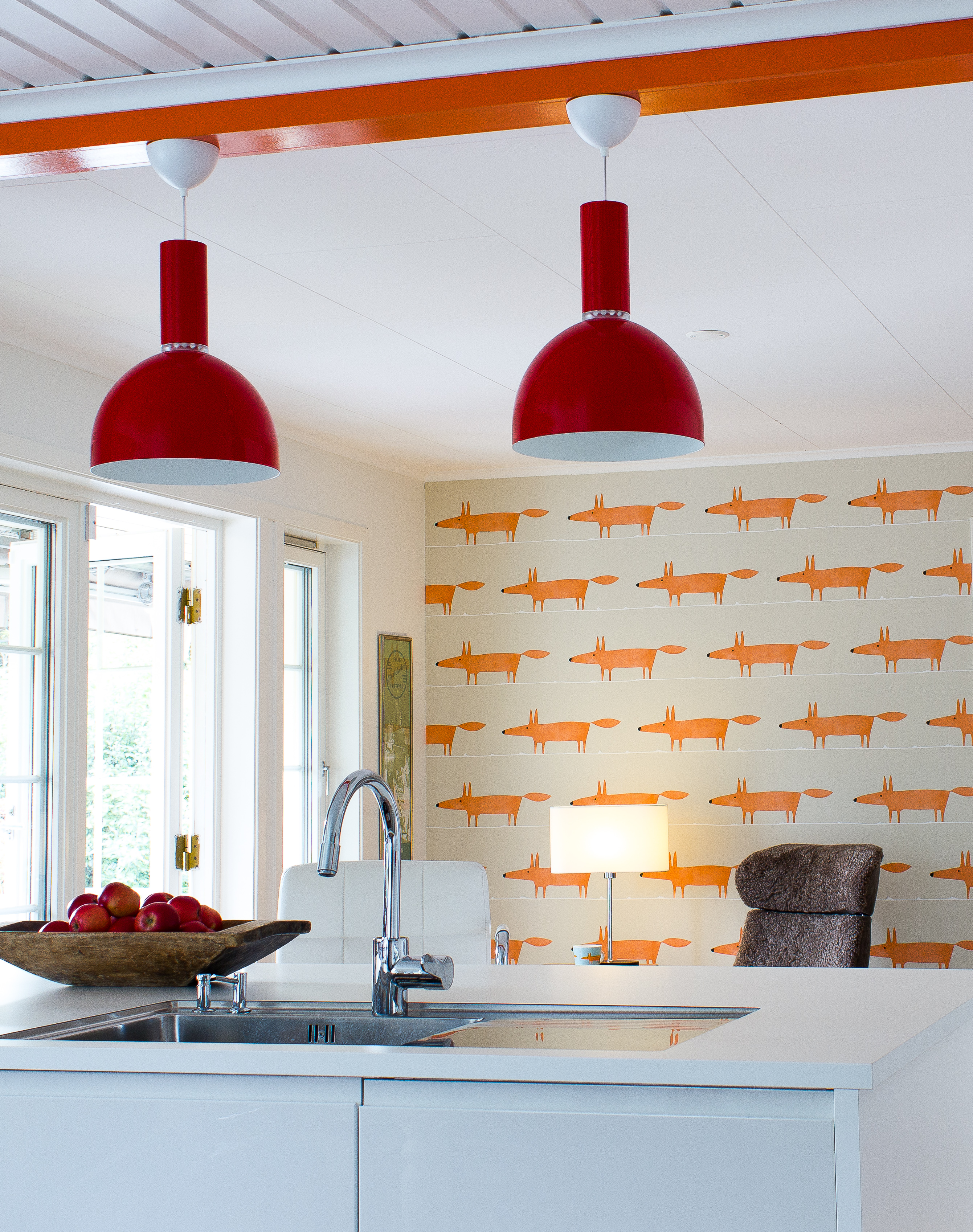 Tapetet Mr Fox fra Tapethuset, kanskje litt utypisk kjøkkentapet, vitner om en familie med sans for humor.