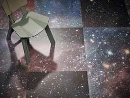 <b>HIMMELROM:</b> Med gulvfliser i vinyl fra Forbo kan man tråkke ut i verdensrommet. (Foto: Forbo Flooring)