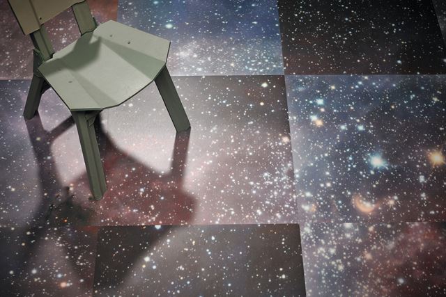 KINO: TV-stuen er rommet for kinofølelse. Space og Galaxy er navn på gulvkolleksjoner fra Forbo som kan skape en annerledes kinoatmosfære. (Foto: Forbo Flooring)