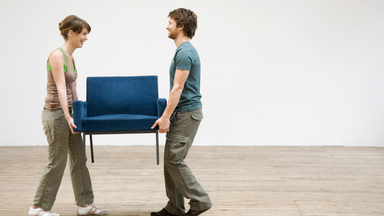 ALT KLART: Jobben går mye raskere når alt er gjort klart på forhånd. Kjøp inn det du trenger, rydd bort alle møbler og dekk til der du ikke vil ha søl. (Foto: Nordsjö)