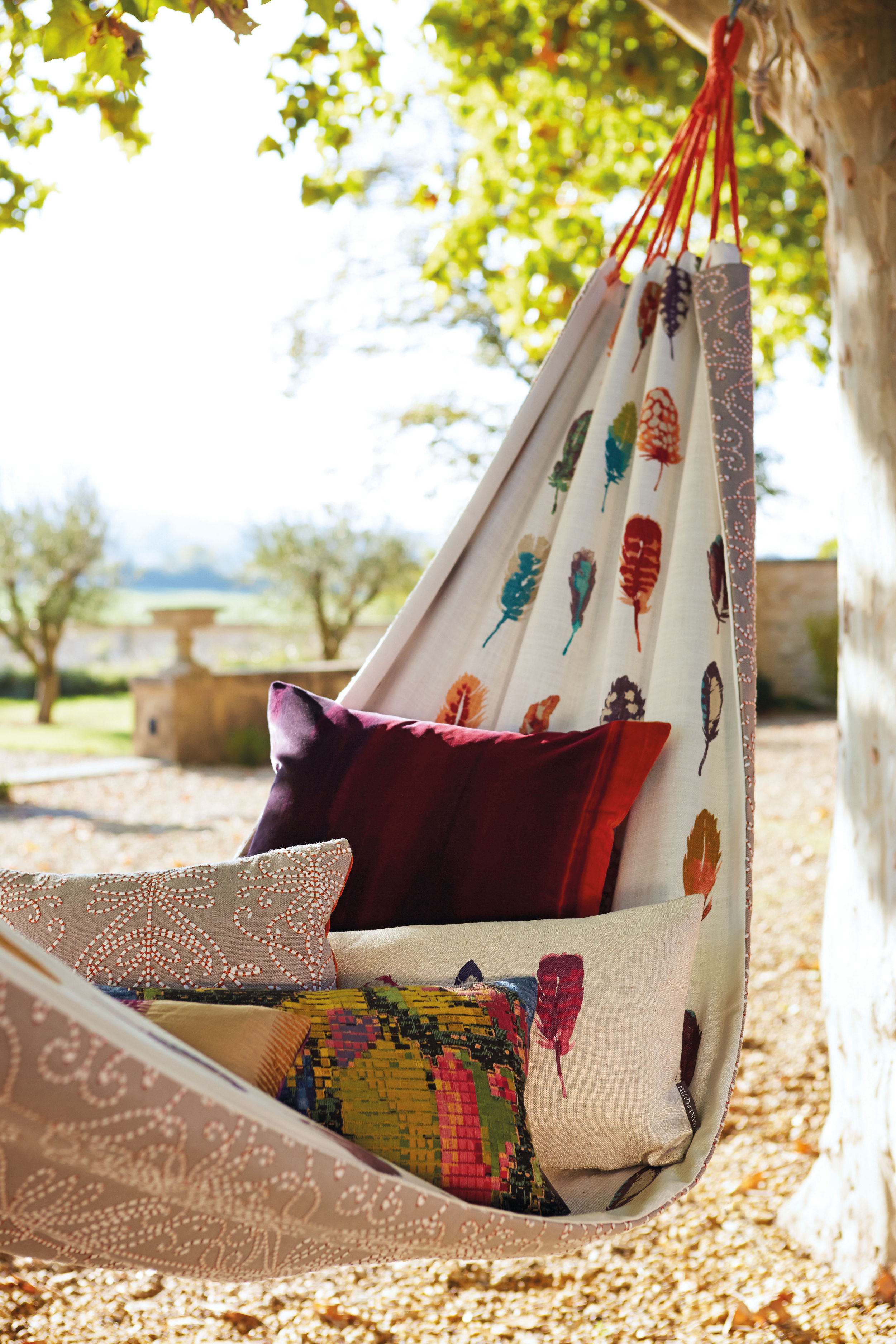 Ved kraftig regn bør putene uansett under tak, men med impregnering er tekstilene langt bedre rustet for å tåle grønske, småregn, rødvin, is, saft og annet gris som hører utelivet til. Tekstilene er fra Tapethusets kolleksjon Amazilia.