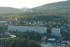 Etter hvert vokste drabantbyene ut over alle grenser og ble synlige på lang avstand. Store boligblokker som dem på Ammerud i Oslo ble selve bildet på 1960 årene, da boligblokkene erstattet gårder og jorder. Åsenes silhuett ble forandret for alltid.  