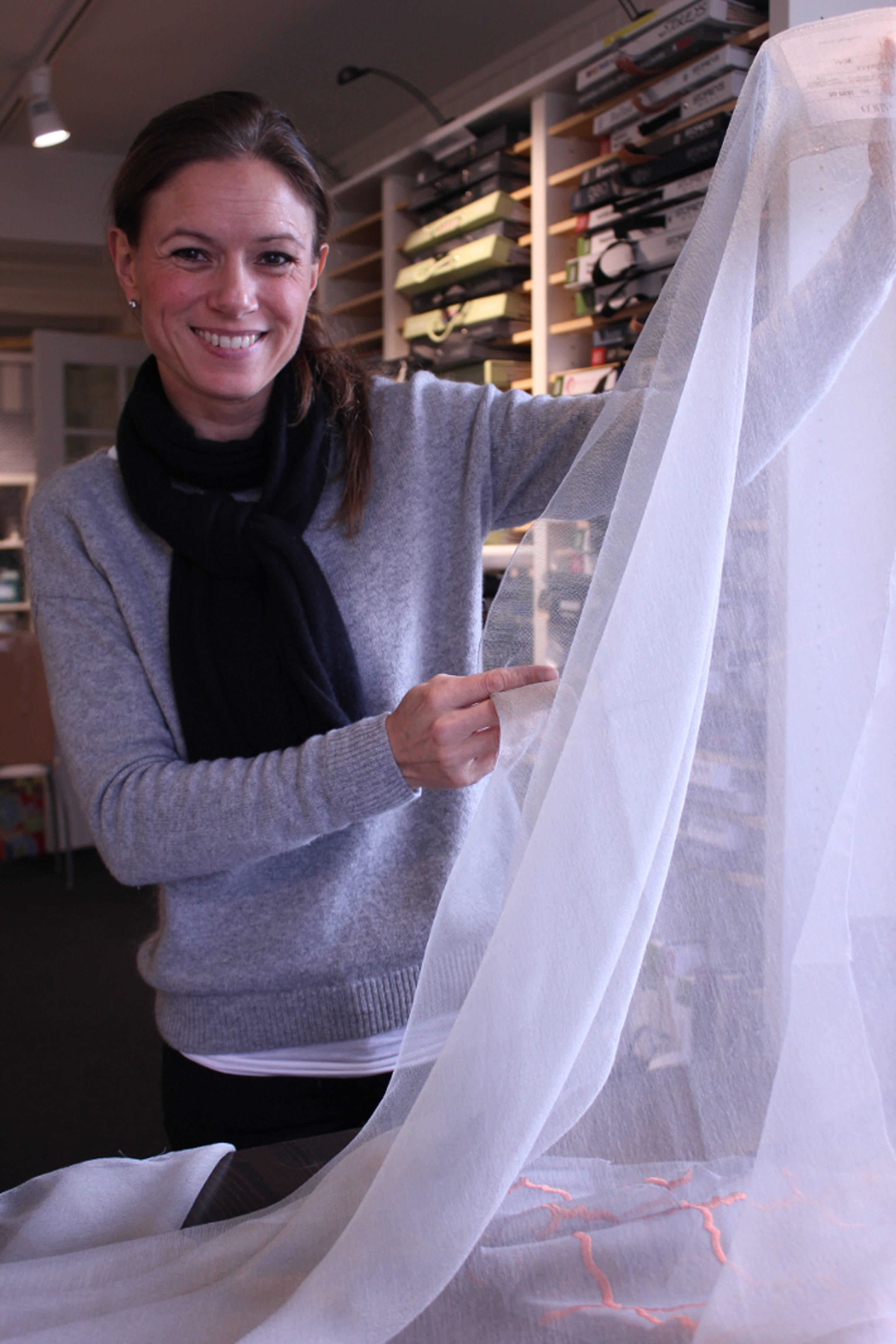 -Florlett, nesten som et slør. Og det minner mer om en blanding av tynn ull og silke, enn noe syntetisk, sier Ann Kristin Guttormsen fra INTAG.