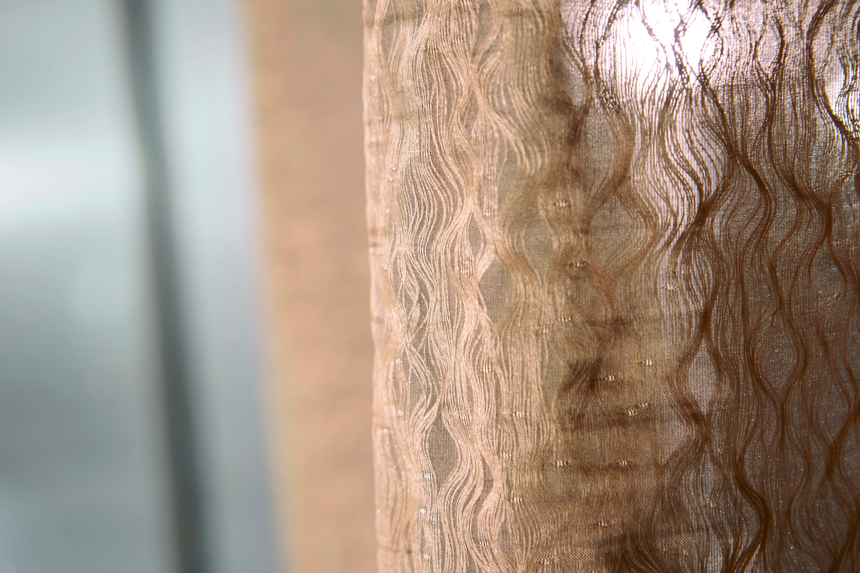 Florlette «trådgardiner» fra Anthology, med en spennende touch av håndverk. Føres av Tapethuset.