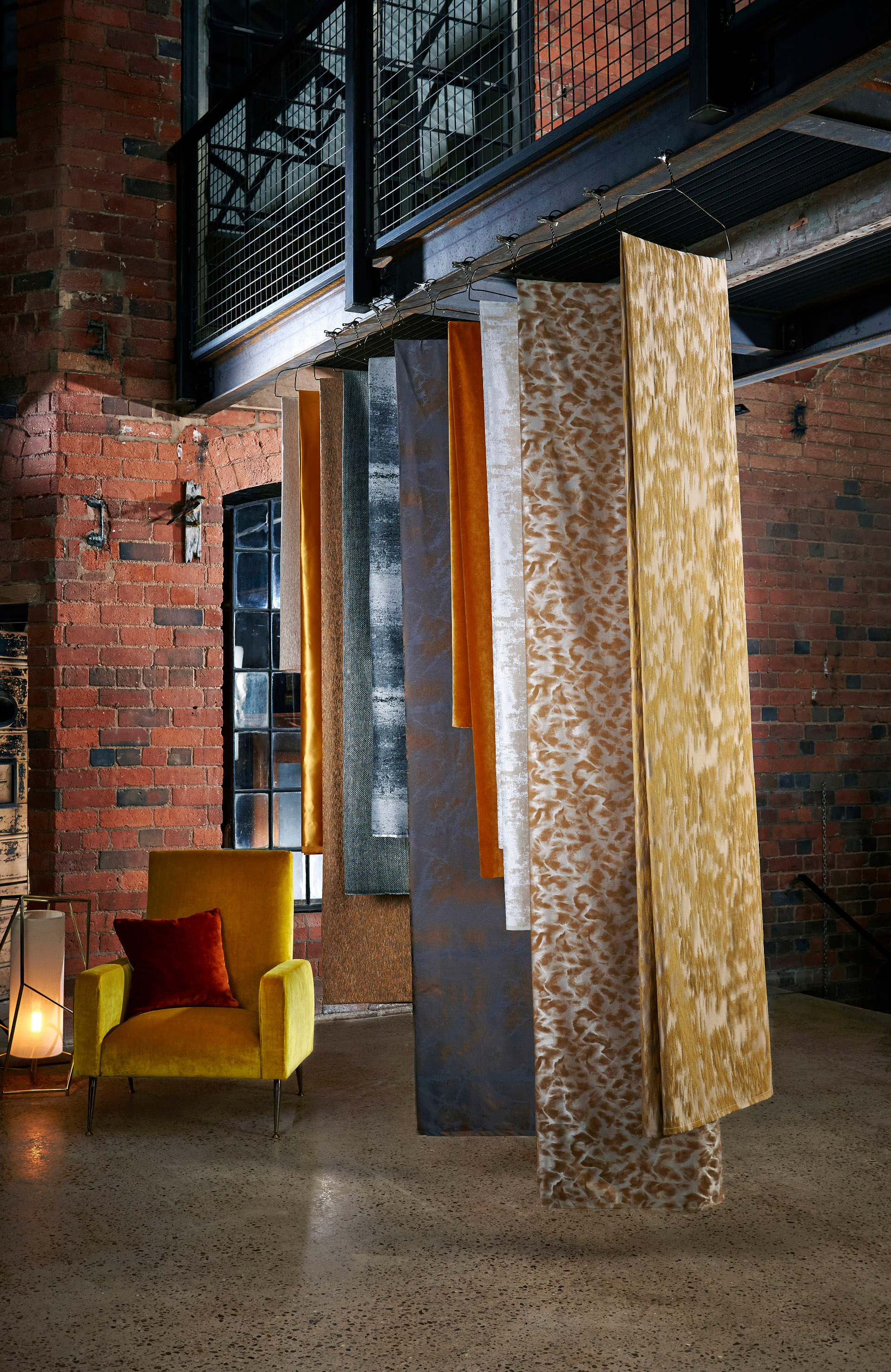 MØNSTERMIKS: Tekstiler luner for både øyet og øret. Variasjon i mønster og tekstur gjør helheten spennende. Du er på trygg grunn så lenge fargene er nyanselike. Tekstilene er fra Harlequin/Tapethuset. (Foto: Tapethuset)