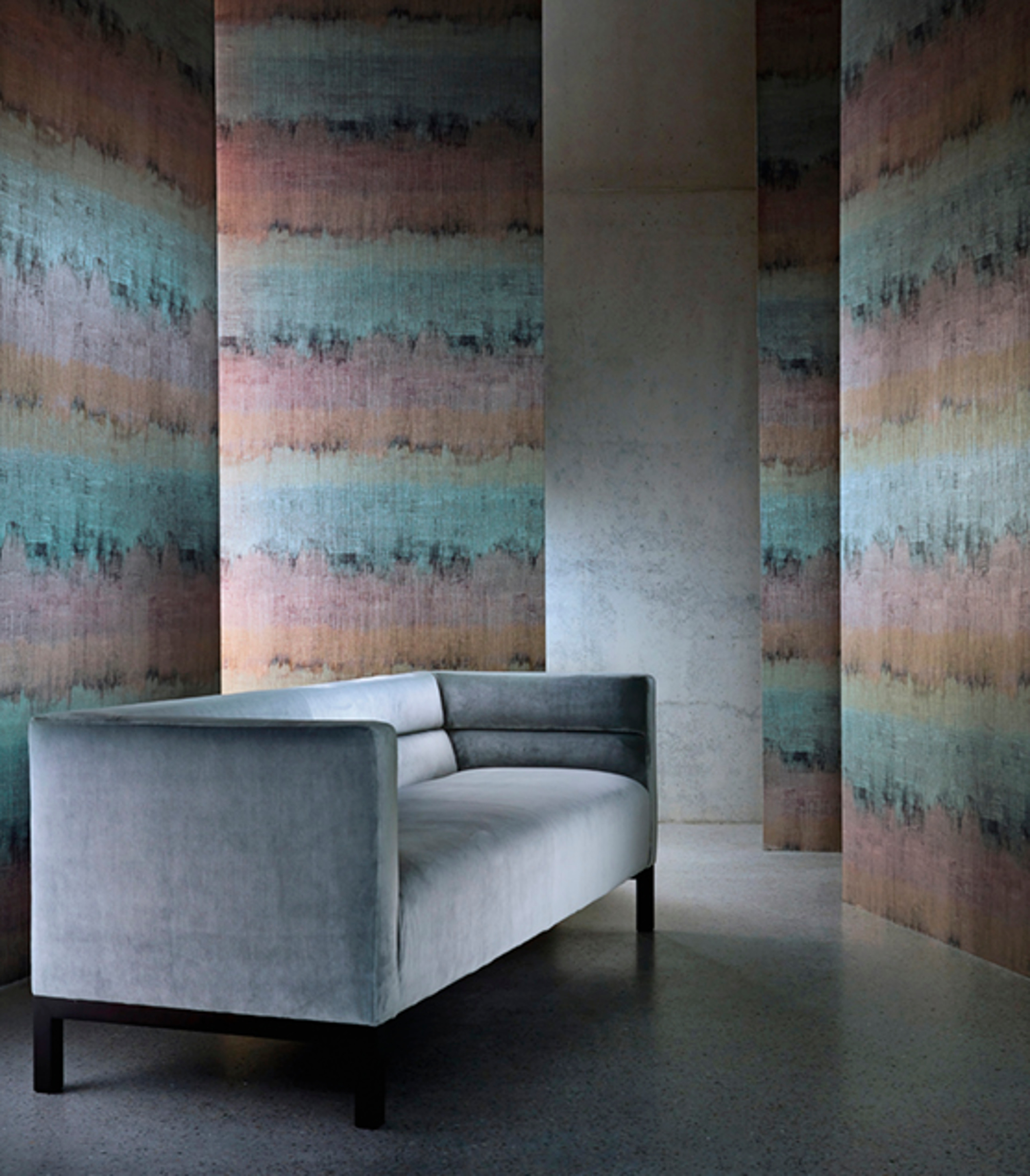 WOW: Gros favoritt er et tapet fra Harlequin med skikkelig wow-effekt. Stofflig uttrykk og mange fine farger som kan plukkes opp videre i interiøret. (Foto: Tapethuset)