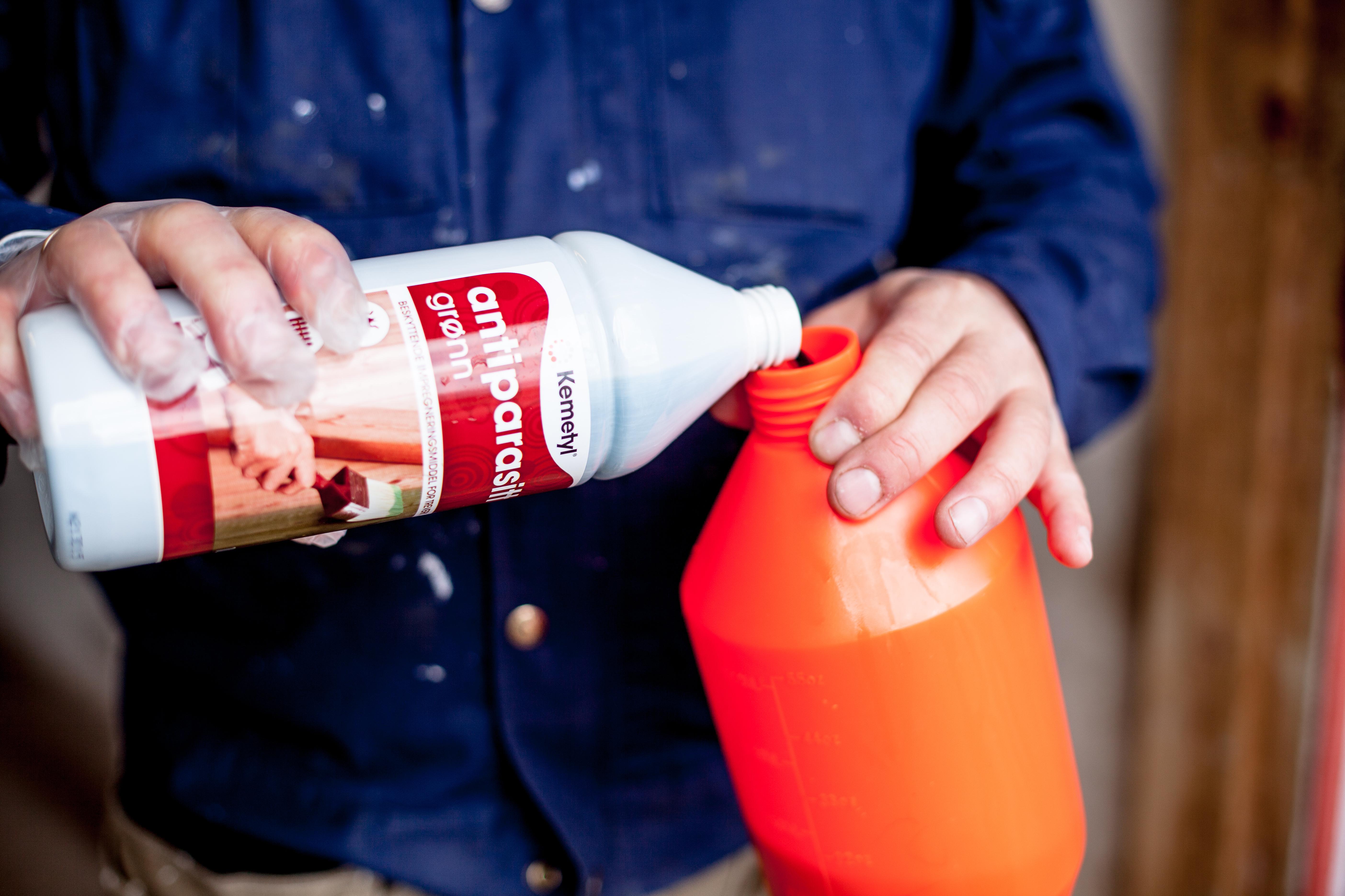 Antiparasitt er ikke etsende og dermed relativt ufarlig å håndtere.