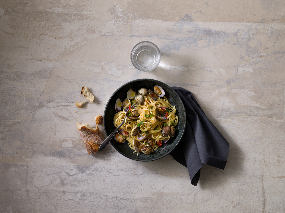 ANTRASITT: Typiske middelhavsretter kan gjerne serveres med gr&aring; servietter. (Foto: Tork/SCA Norge)