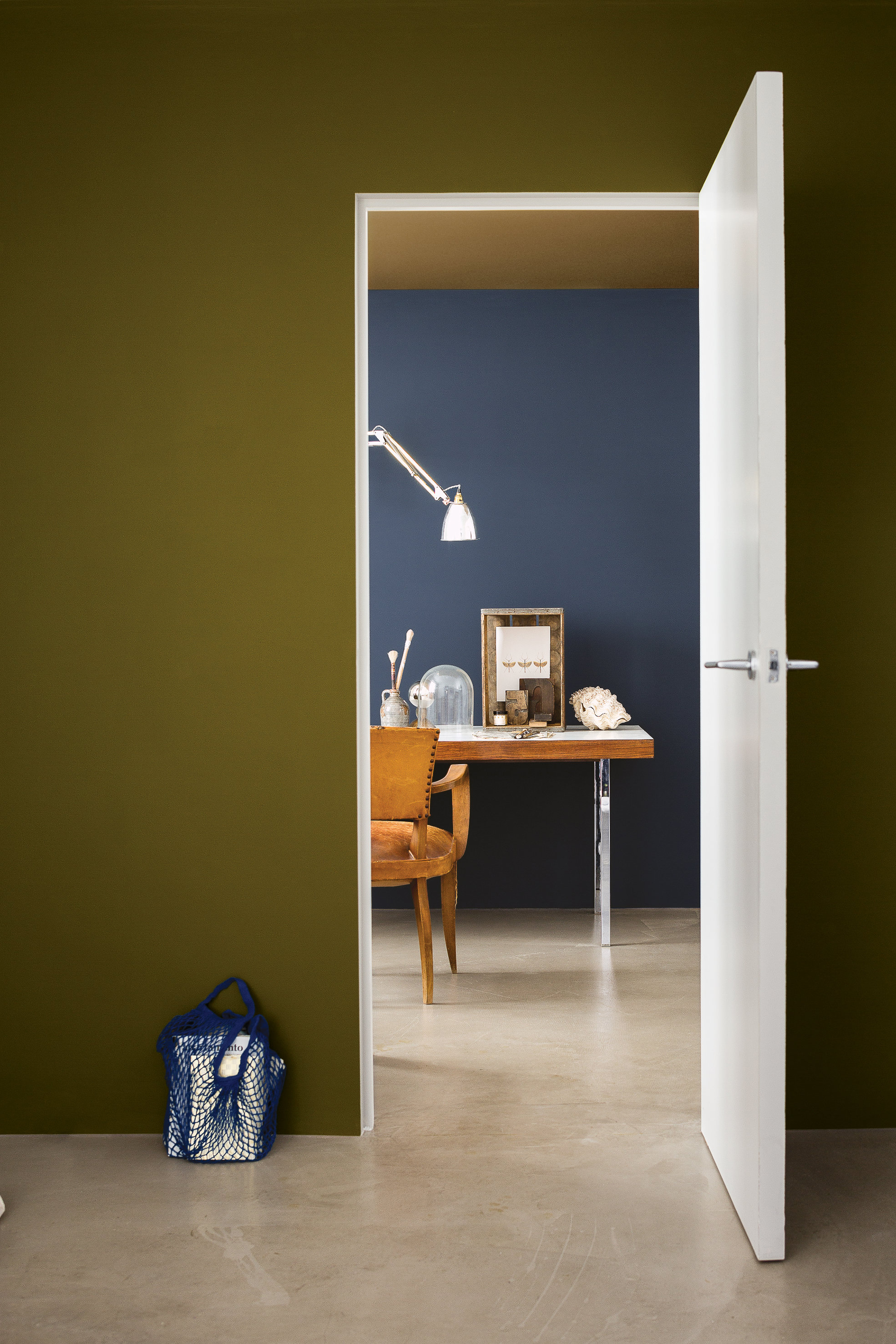 La døren inn til naborommet stå åpen når du tester veggfargen.