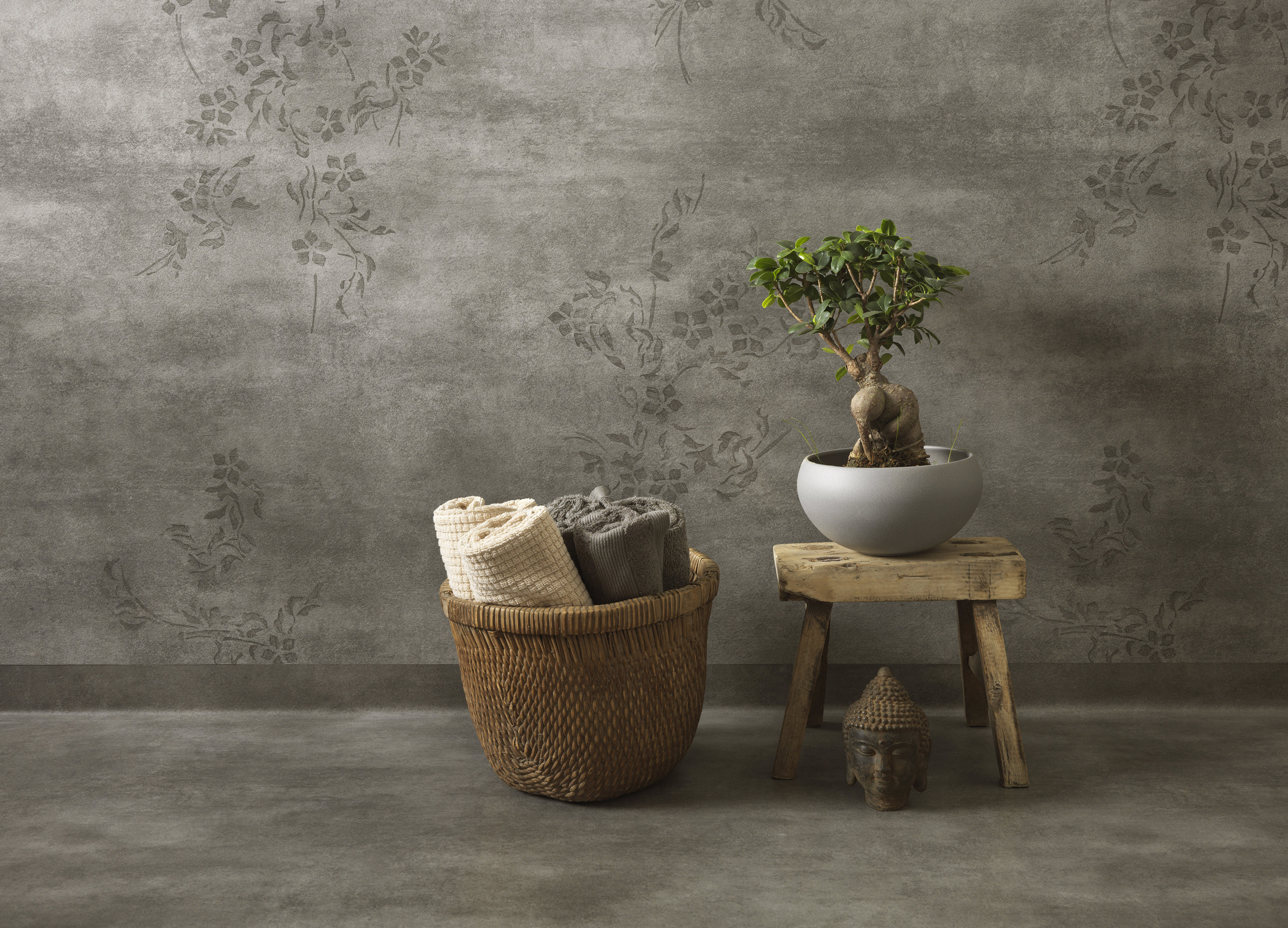 Baderomsgulv med betonglook kan fint kombineres med porselen og tilbehør i naturmaterialer. 