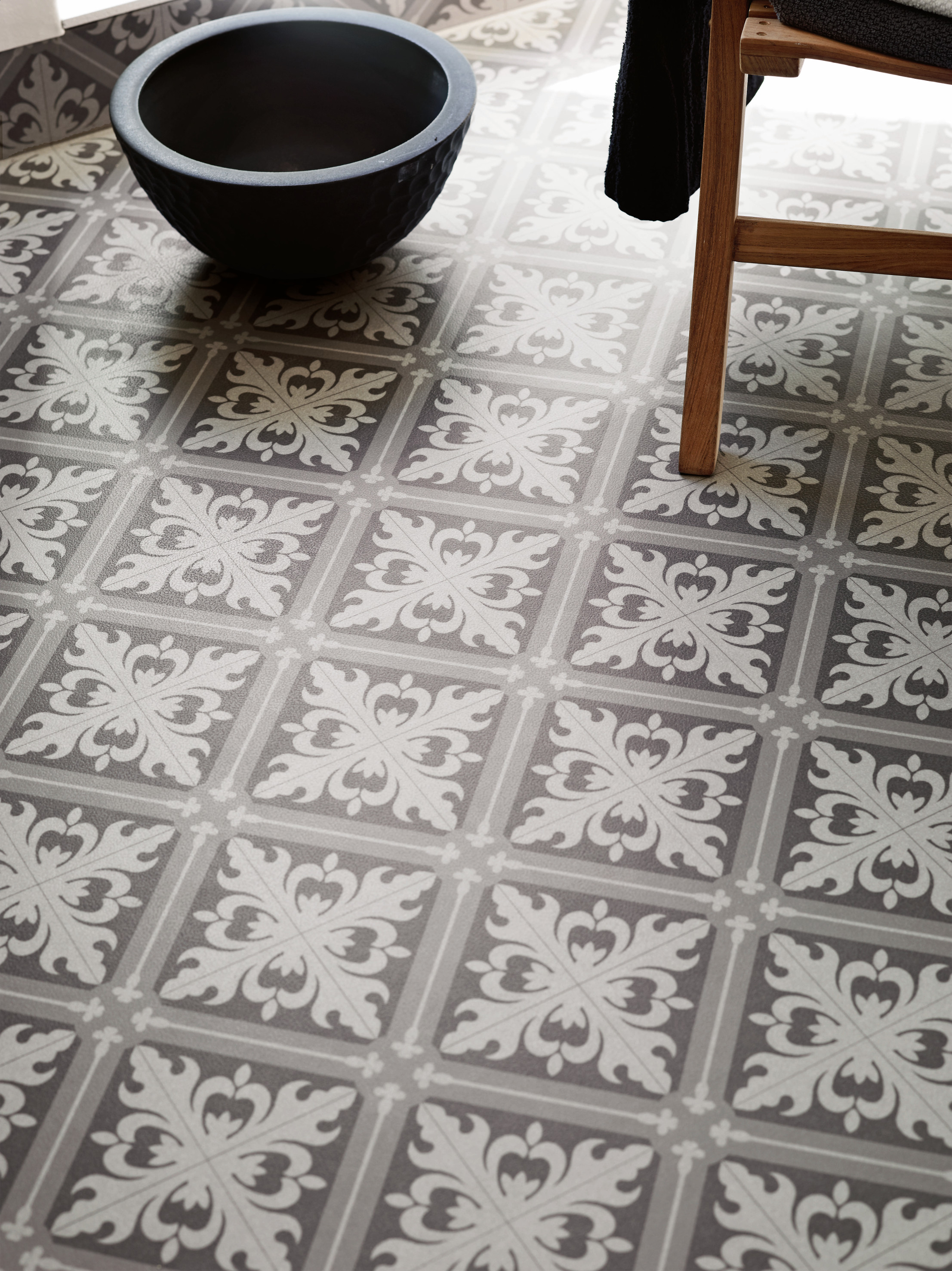 Vinylgulv pleies gjerne med skånsomme og tørre rengjøringsmetoder uten sterke rengjøringskjemikalier, men kan også vaskes med vann uten å ta skade av det. 