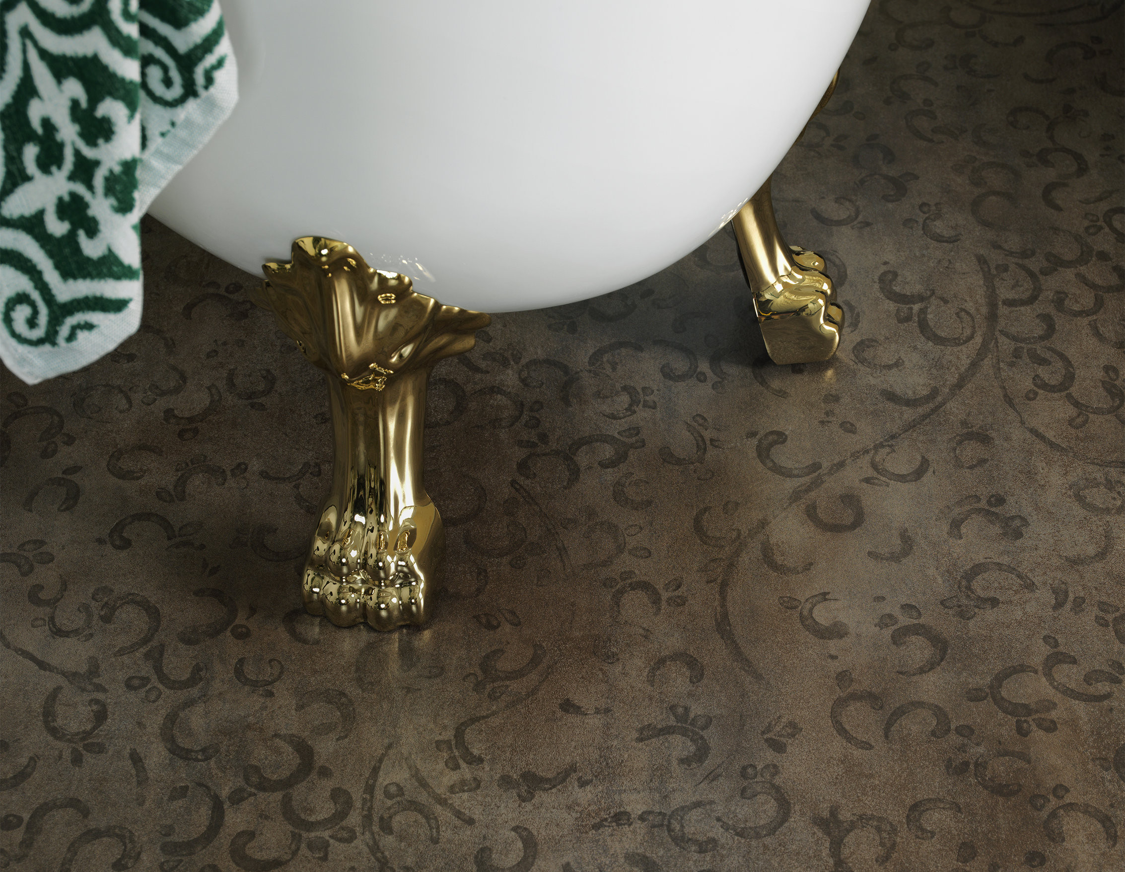 BRUNT OG VANNTETT: I den siste kolleksjonen vinylbelegg for våtrom fra Tarkett er det en mørk brun variant med organisk mønster.