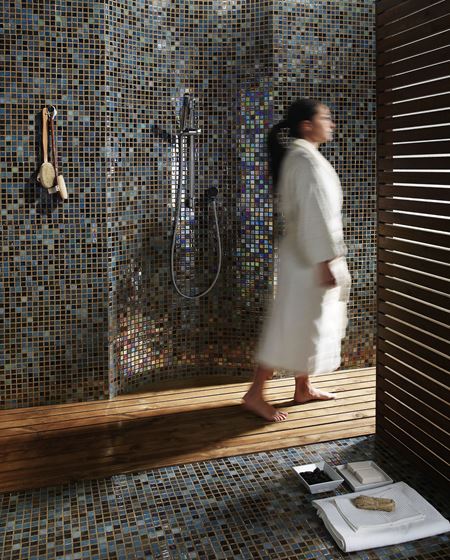 Med små mosaikkfliser kan du skape en spafølelse på baderommet.